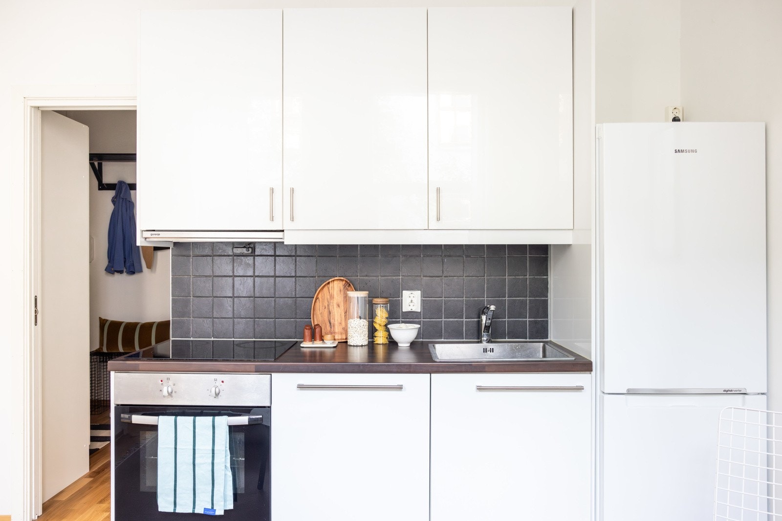 Lekker kjøkkeninnredning fra 2013 med glatte fronter og benkeplate i laminat. Galleribilde