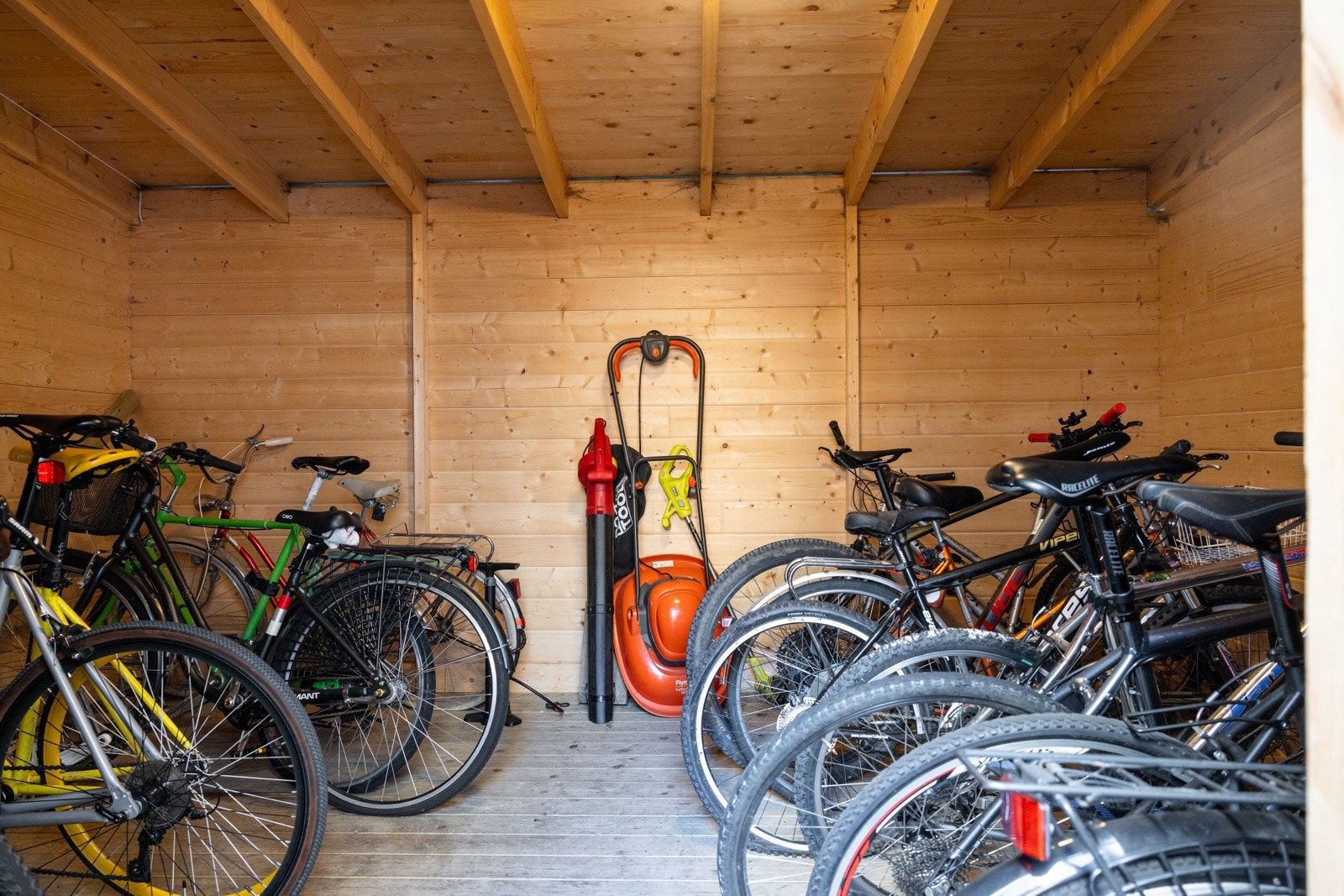 Sykkelparkering i bakgården. Galleribilde