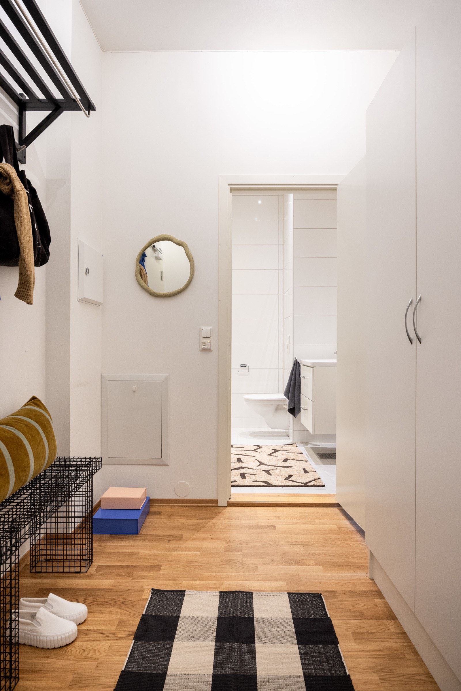 Romslig og innbydende entré med godt lagringsplass i store garderobeskap. Galleribilde