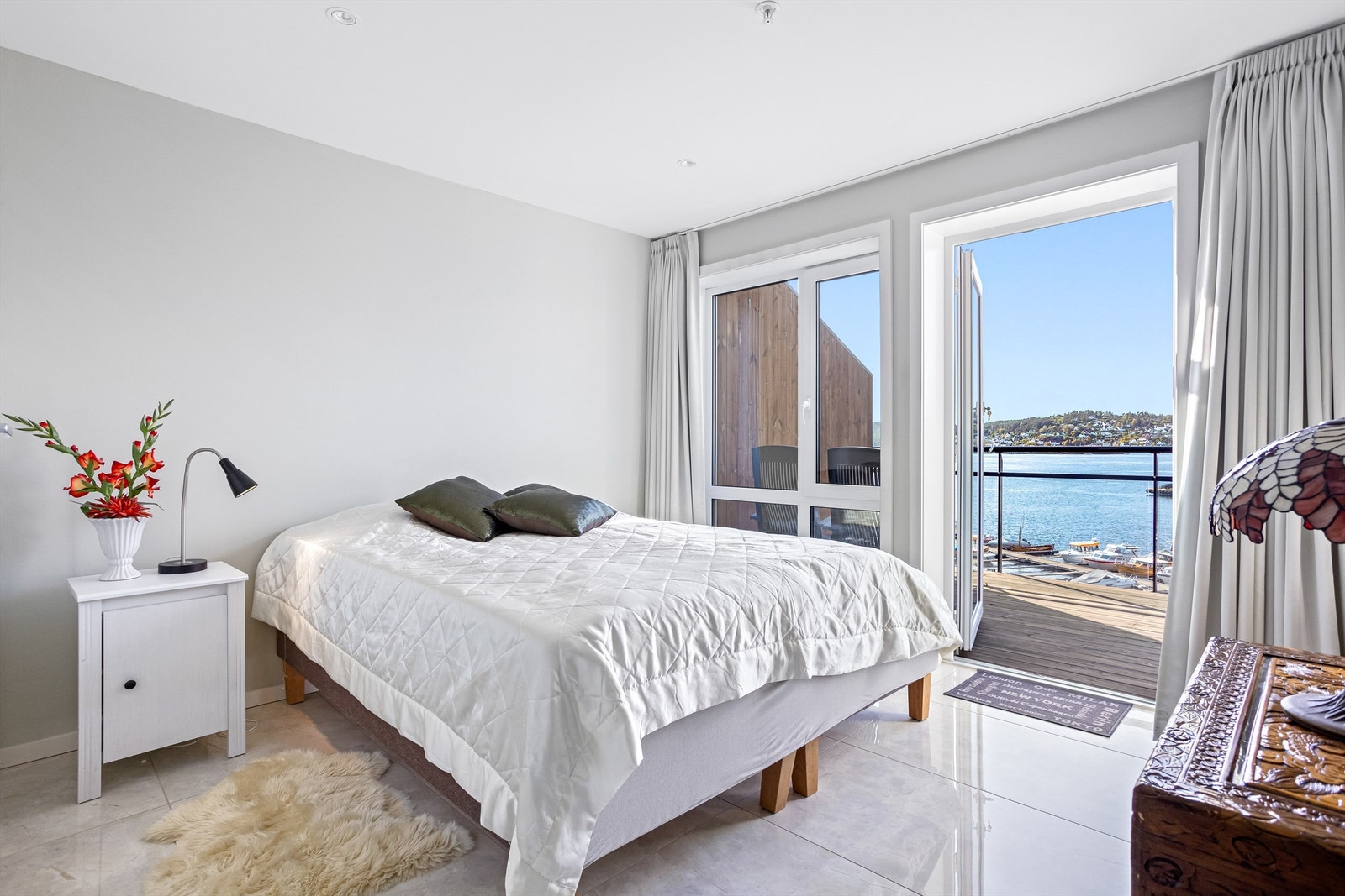 Hovedsoverom med bl.a utgang til verandaen Galleribilde