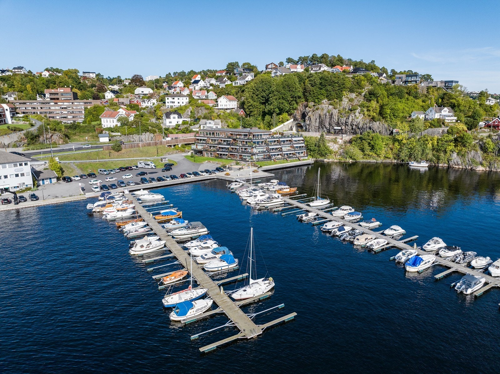 Bygget ligger fint til ved vannkanten -En fin spasertur langs promenaden til sentrum Galleribilde