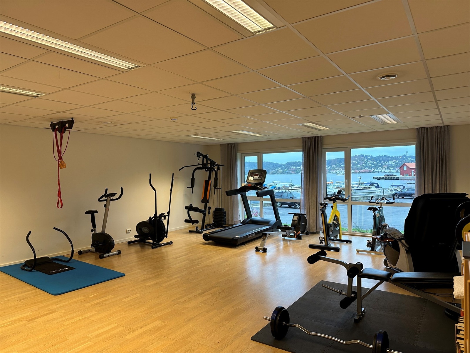 Sameiet har eget treningsrom til beboerne som er bra utstyrt med apparater Galleribilde