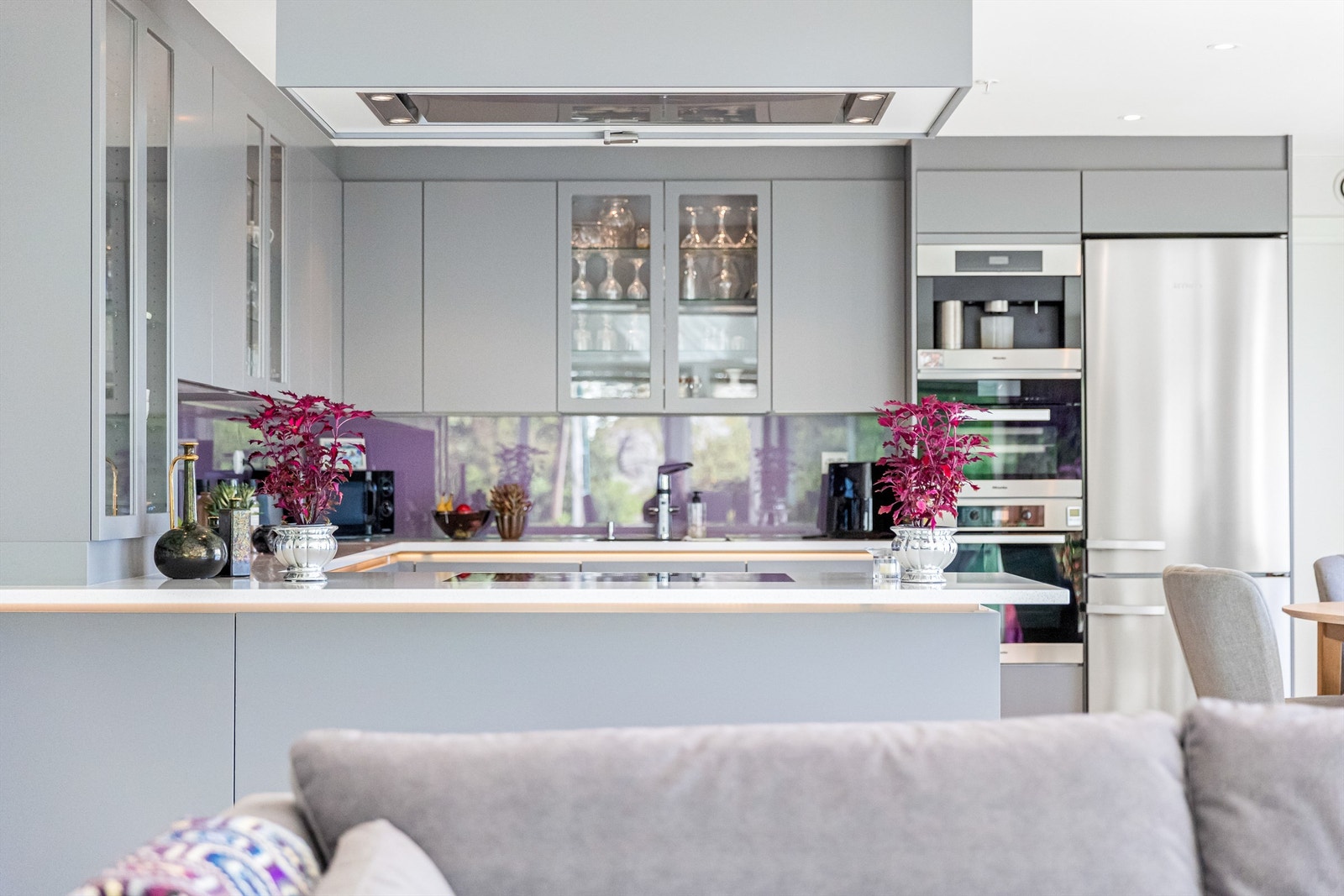 Innholdsrik innredning fra HTH og lekker benkeplate i stein Galleribilde