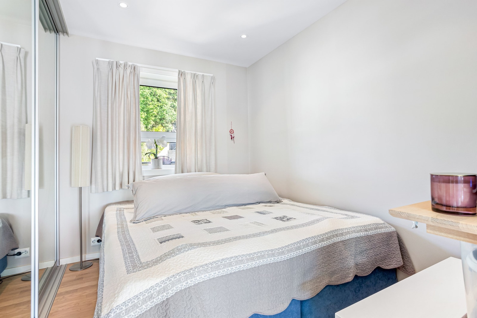 Soverom med skyvedørsgarderobe Galleribilde