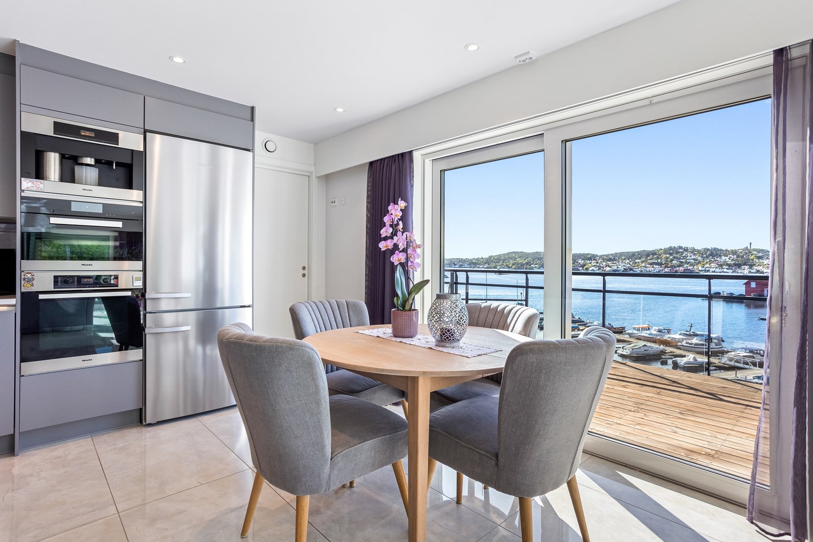 Spiseplass på kjøkken. Praktisk matbod på baksiden av kjøkkenet. Galleribilde