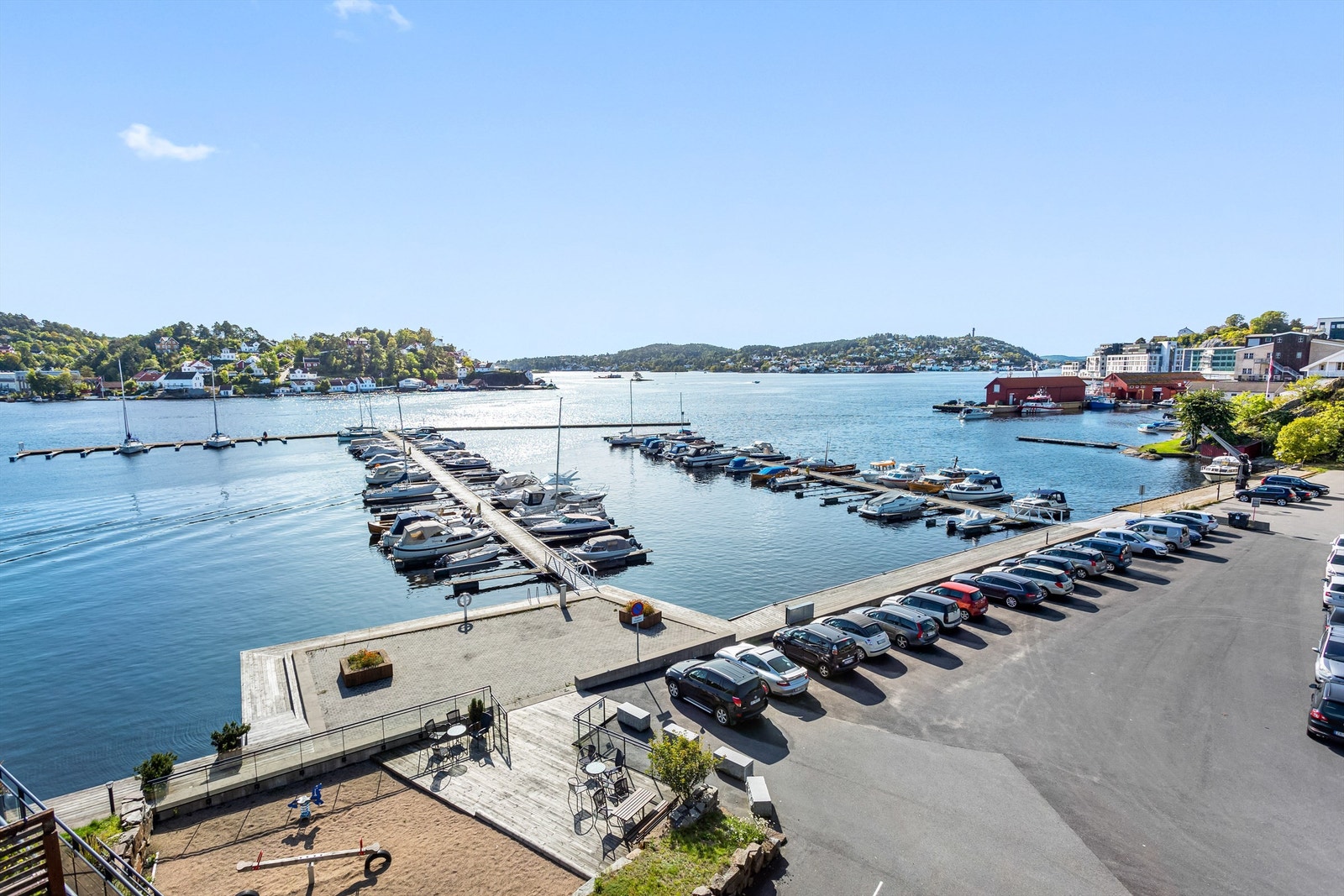 Bryggeanlegg like nedenfor eiendommen med mulighet for båtplass. Her er det kort vei for å nyte morgenbadet. Galleribilde