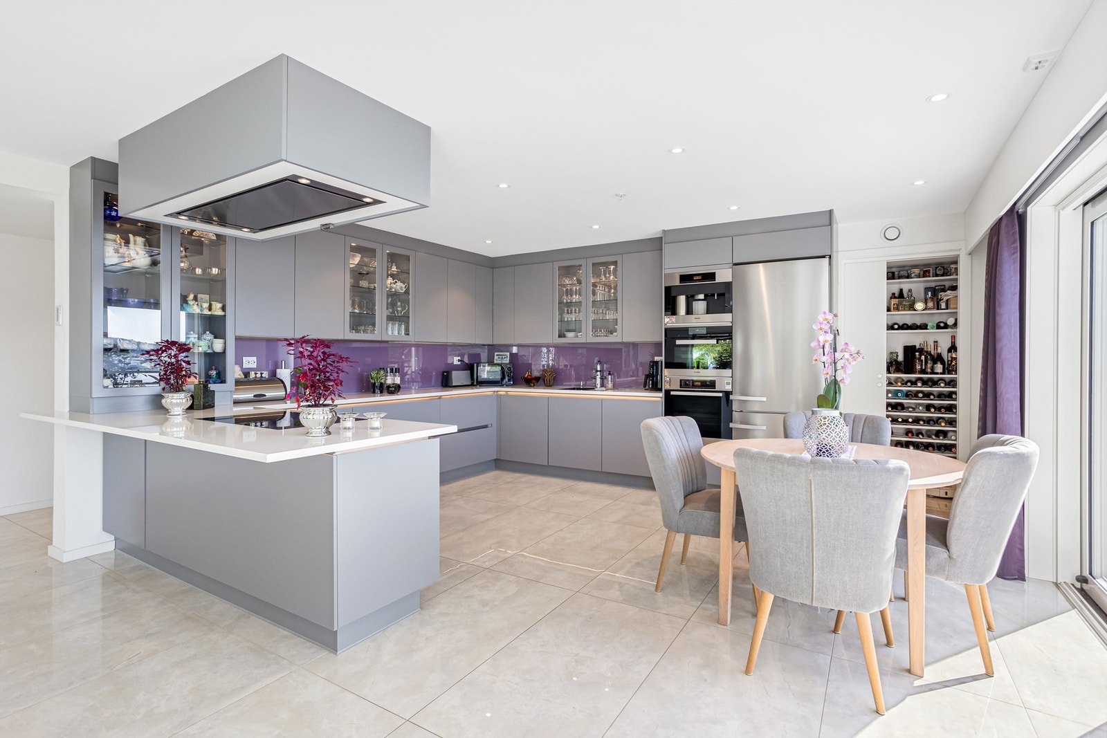 Smakfullt innredet kjøkken med høy standard. Integrerte hvitevarer fra Miele Galleribilde