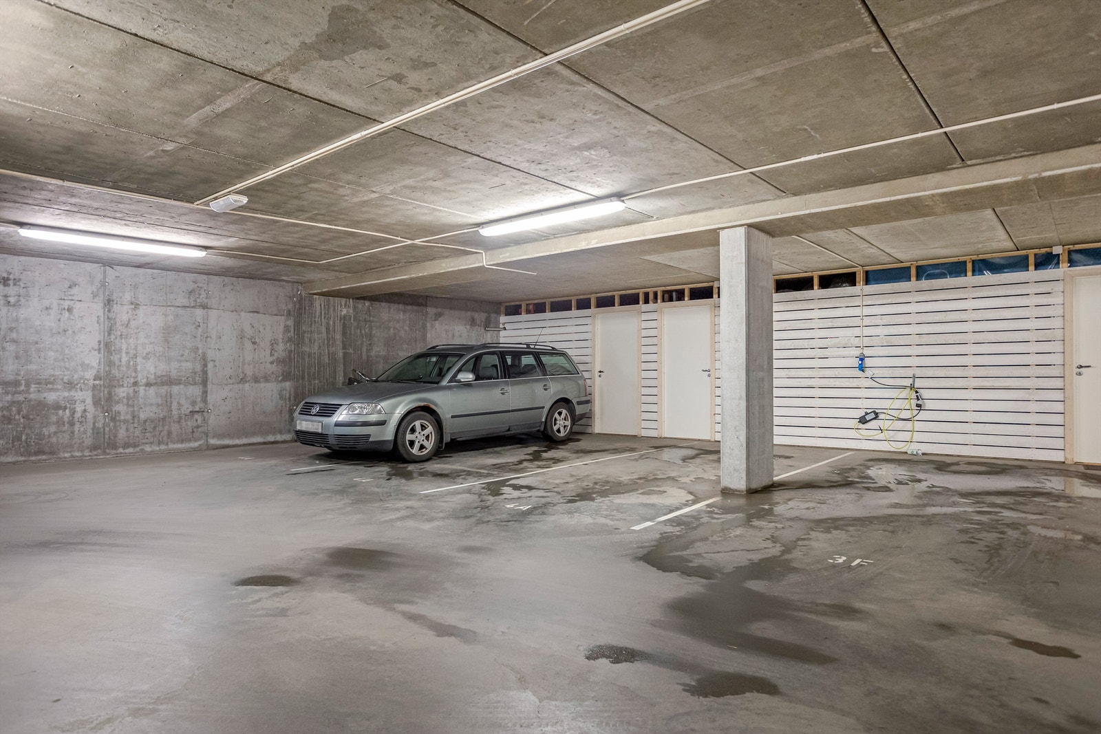 Leiligheten har tilhørende hele 3 parkeringsplasser i garasjekjelleren. I tillegg 3 boder Galleribilde