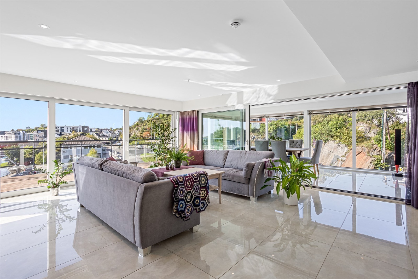 De store vinduene gir et behagelig lys i rommene Galleribilde