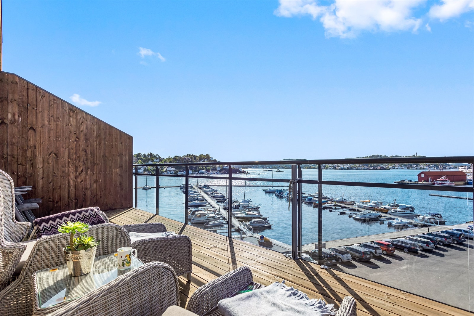 Usjenert, stor og solrik terrasse med sjøutsikt Galleribilde