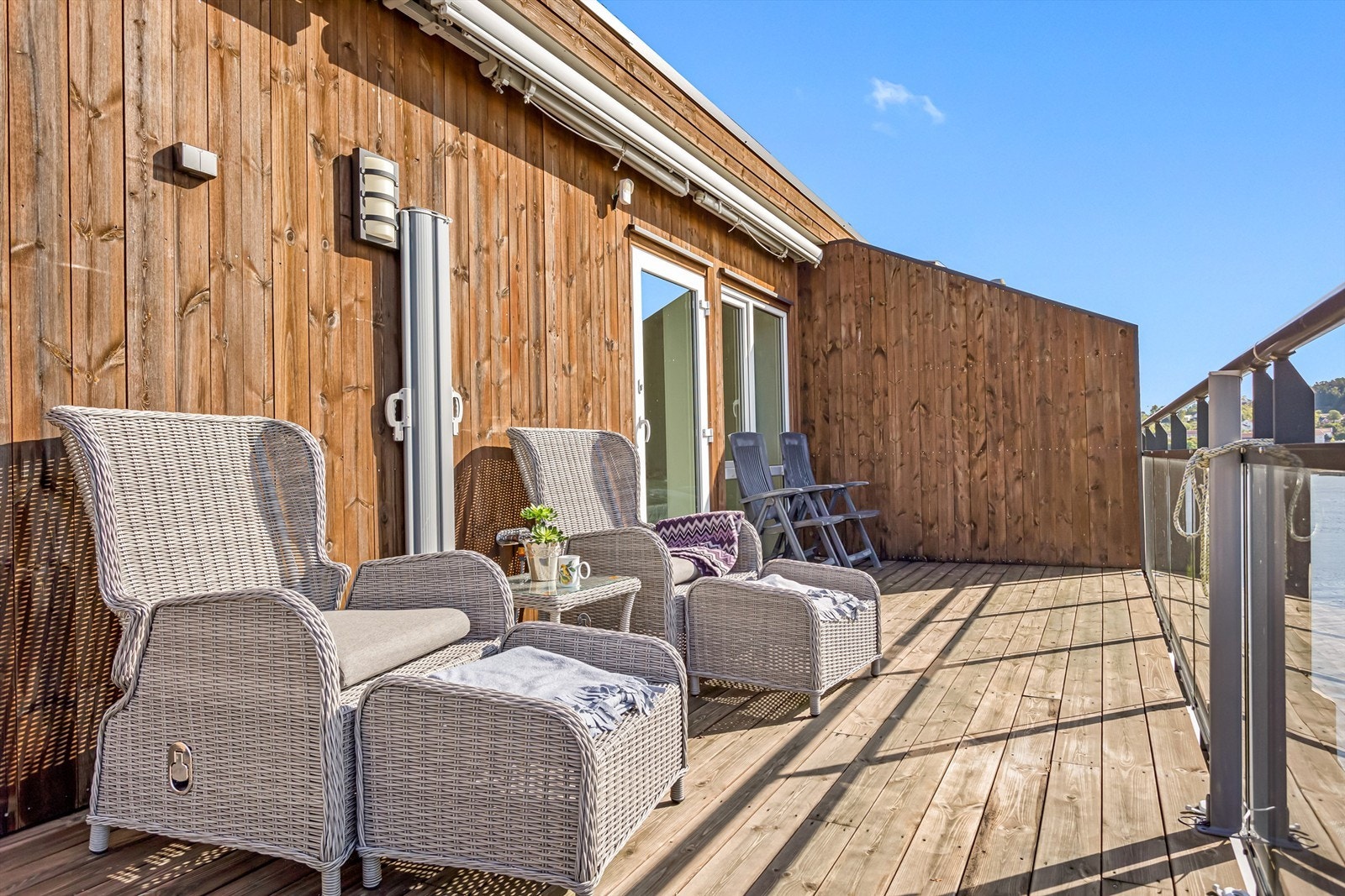 Nydelig usjenert terrasse med levegg og uttrekkbar markise Galleribilde