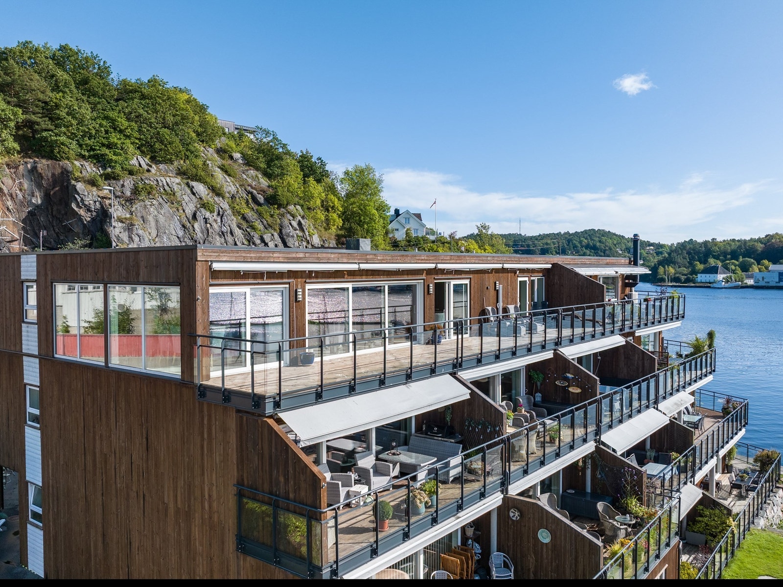 Leiligheten ligger i toppen på hjørnet med stor veranda Galleribilde