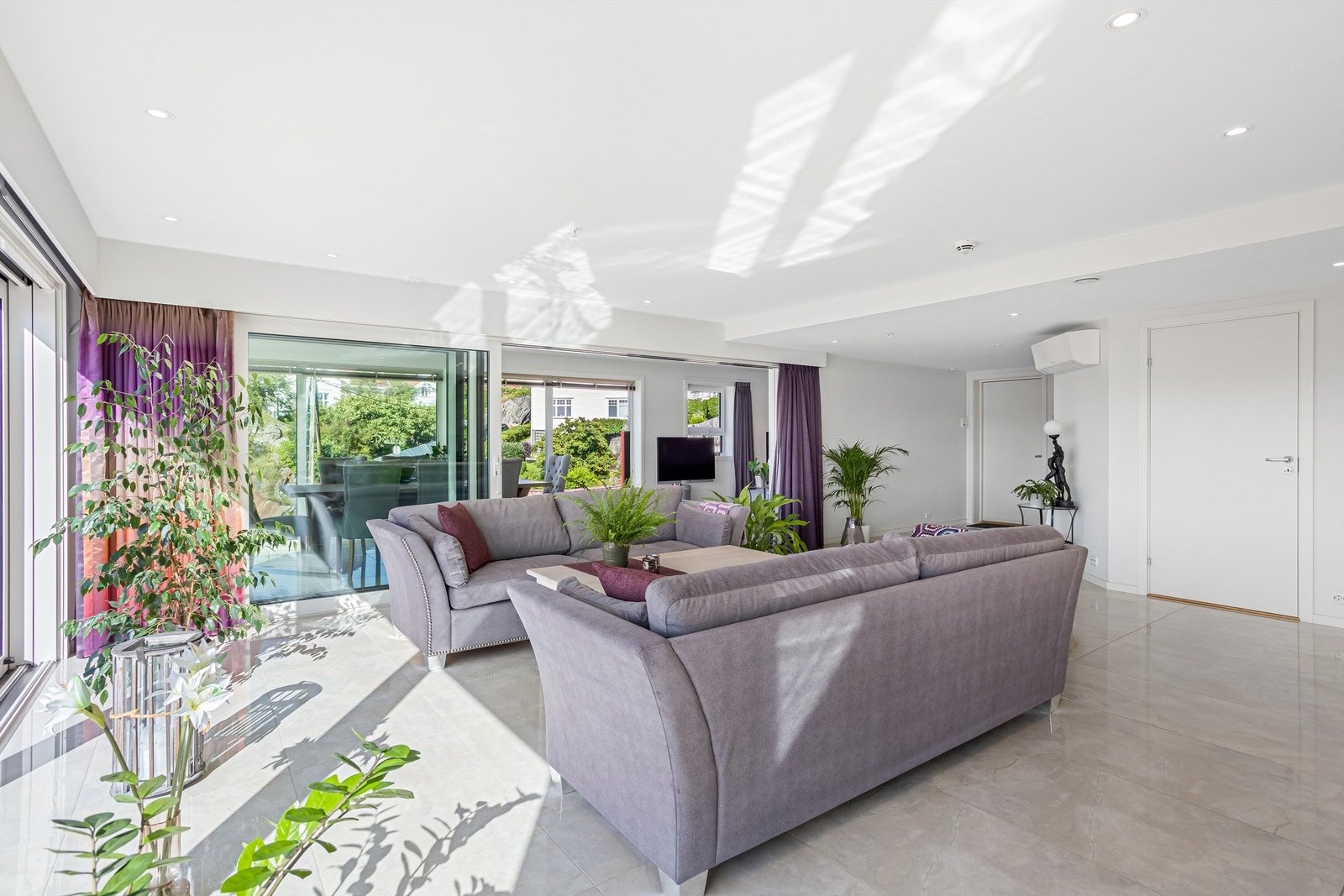 Tidsriktig innredet med fine materialvalg. Godt utnyttet og mye plass hvor det er innredet en ekstra vinterhage/stue i enden av leiligheten Galleribilde