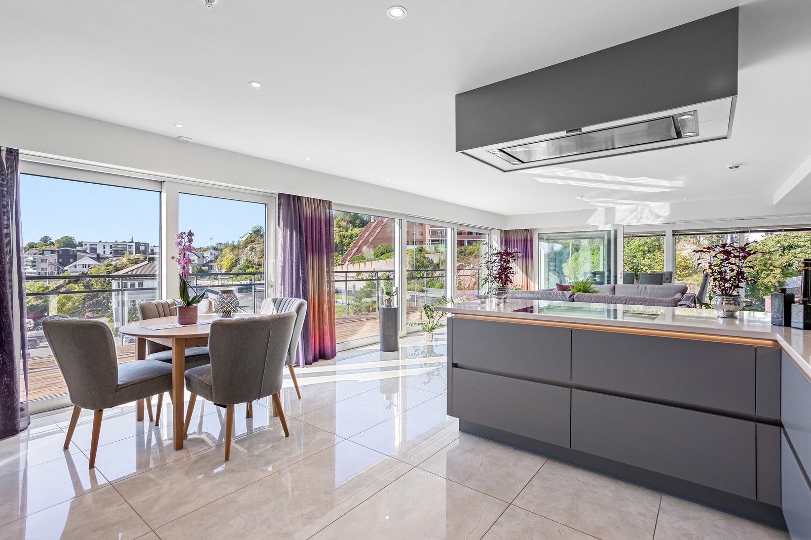 Godt med plass i leiligheten med plass for flere møblement både på kjøkken og i stuene Galleribilde