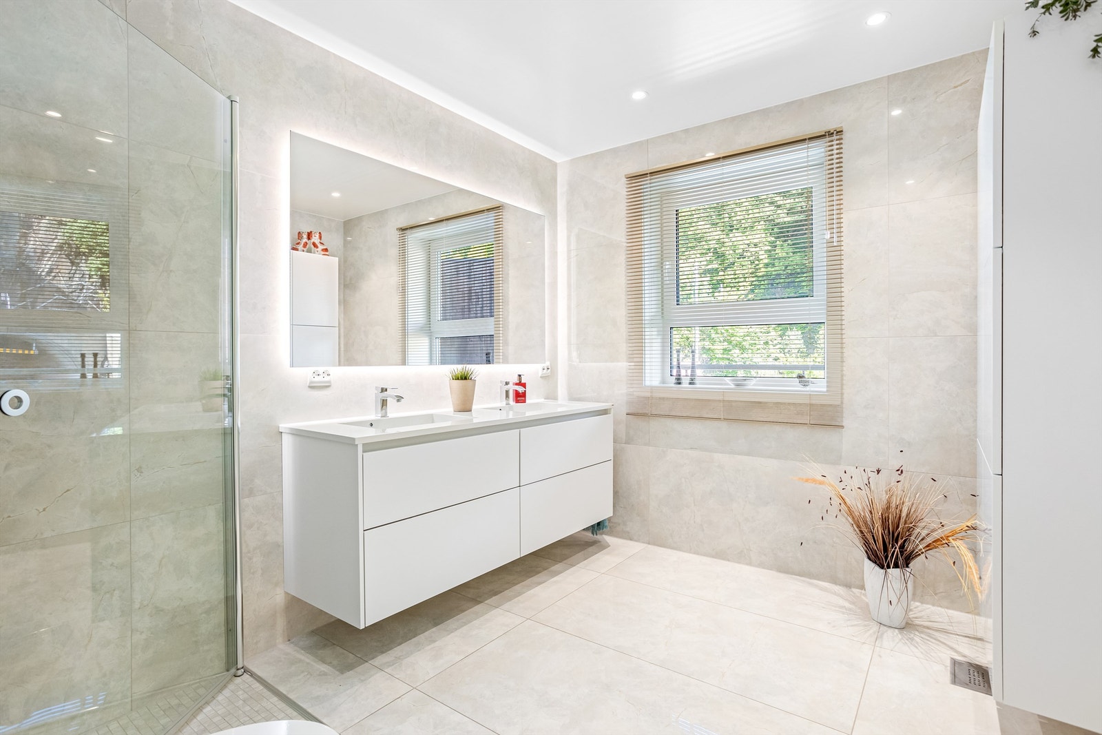 Flislagt og pent hovedbad Galleribilde