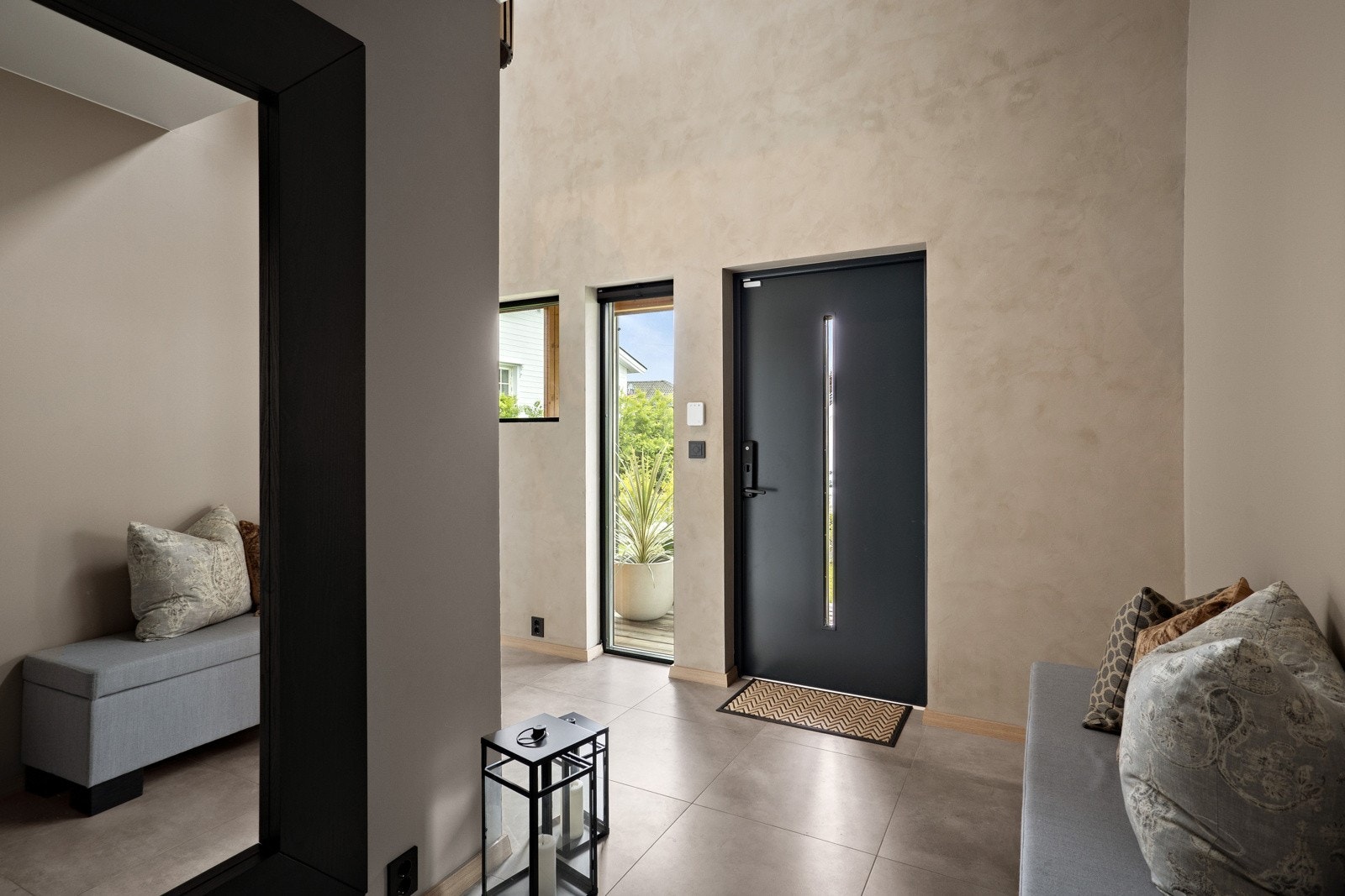 Den store og luftige hallen gir en imponerende førsteinntrykk av boligen og gir en forsmak på den høye kvaliteten du vil oppleve gjennom resten av huset. Galleribilde