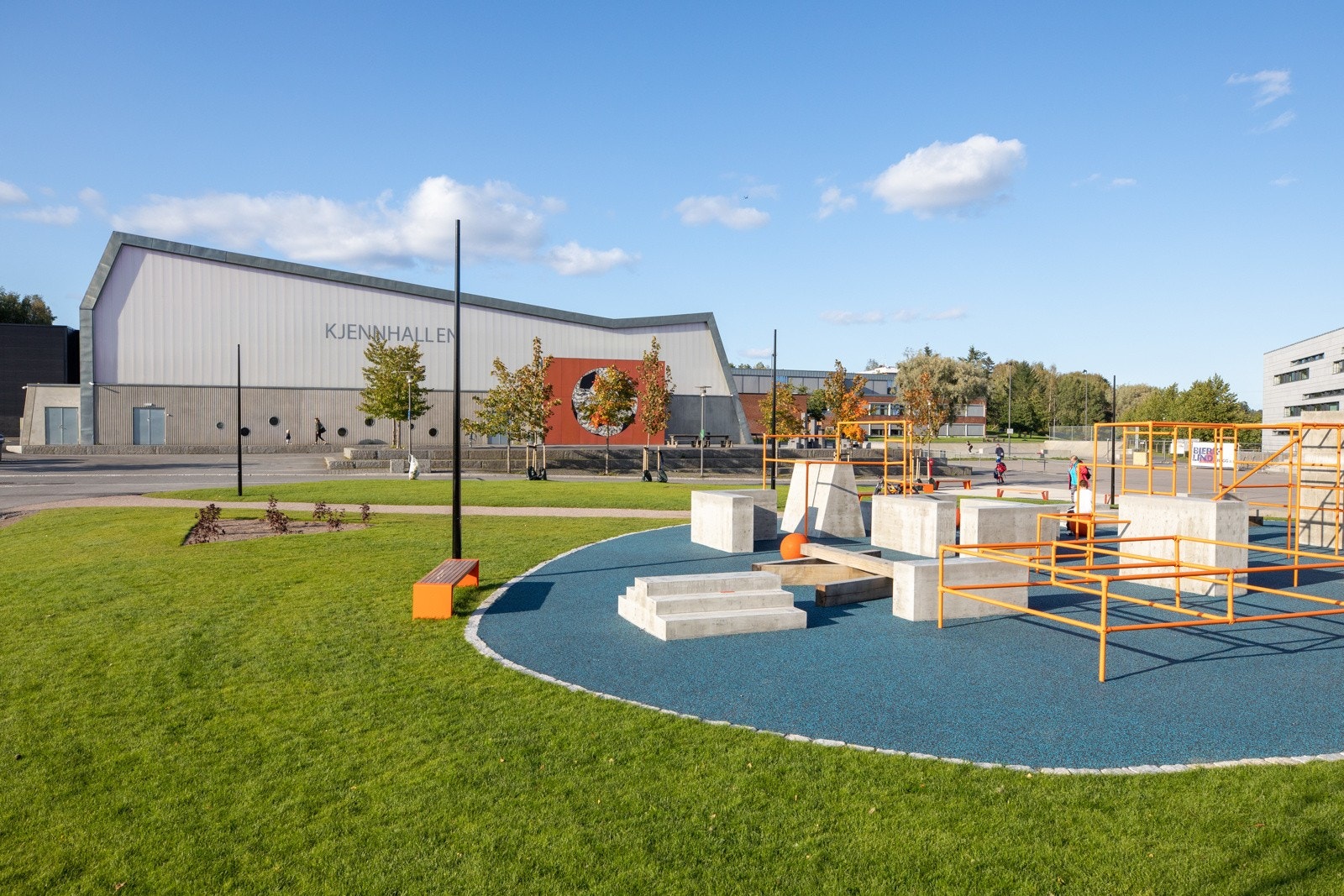 Kjennhallen flerbrukshall. Området rundt er et eldorado for barn og ungdom. Galleribilde
