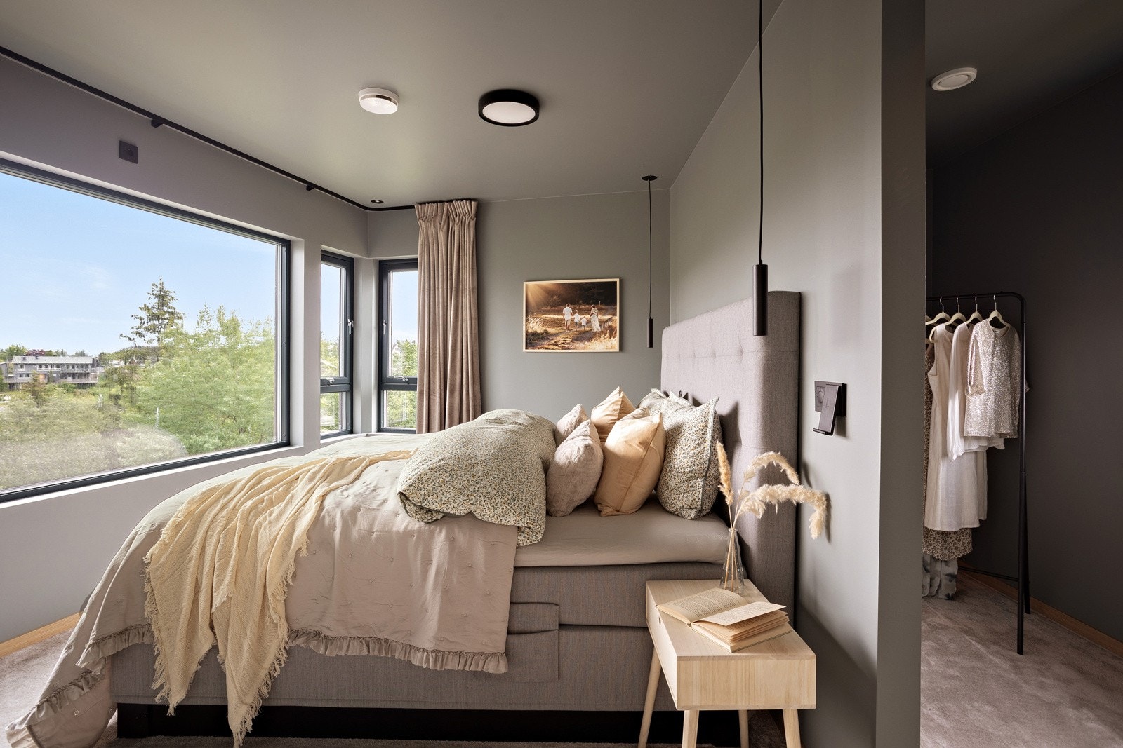 Dagens eier har plassert sengen midt i rommet, vendt mot det store vinduet så utsikten kan nytes maksimalt fra sengekanten - hver morgen. Galleribilde