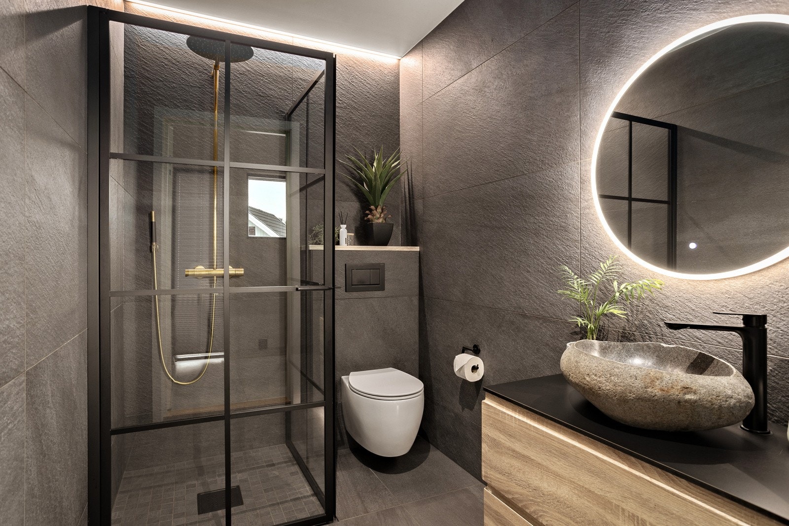 I tilknytning til hallen ligger et baderom som er spesielt praktisk når man har gjester på middagsbesøk i stua. Galleribilde