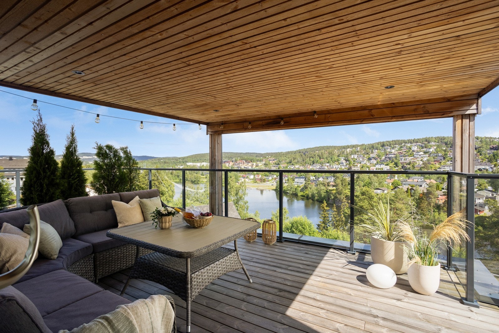 Det hele toppes av med en 39 kvm takterrasse som troner på toppen av huset. Galleribilde