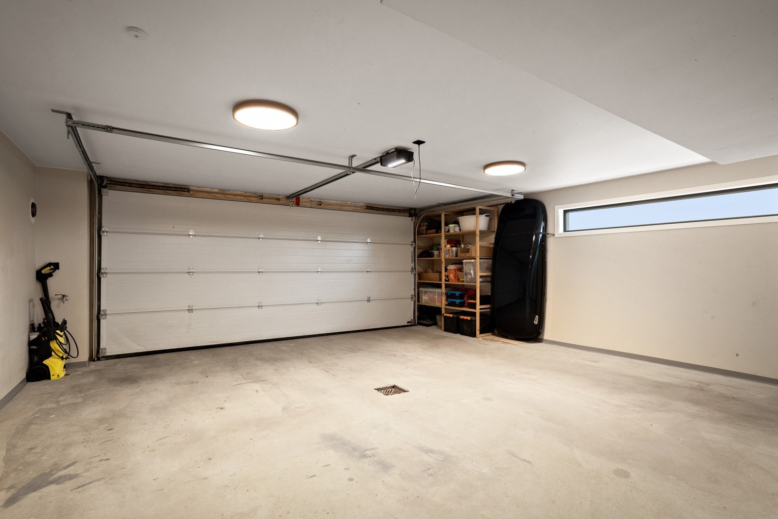 God plass til 2 biler, sportsutstyr og enkel adkomst inn i boligen. Klargjort for elbil-lader Galleribilde