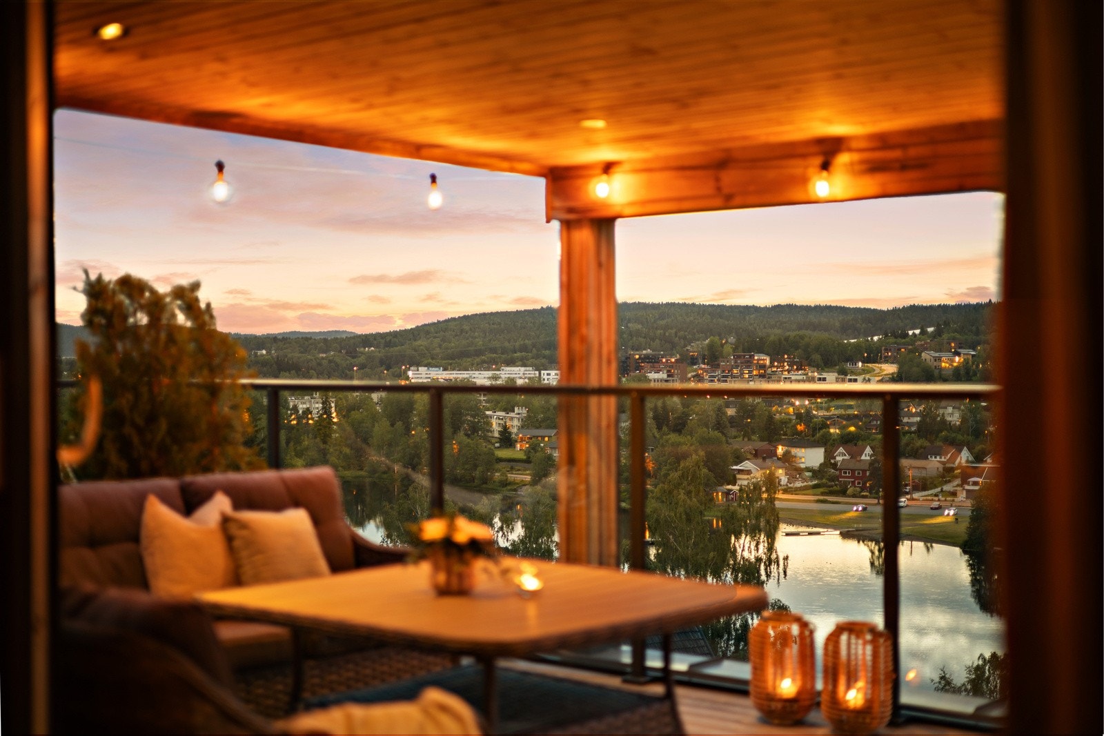 Rekkverk i glass som ikke forhindrer noe av utsikten. Galleribilde