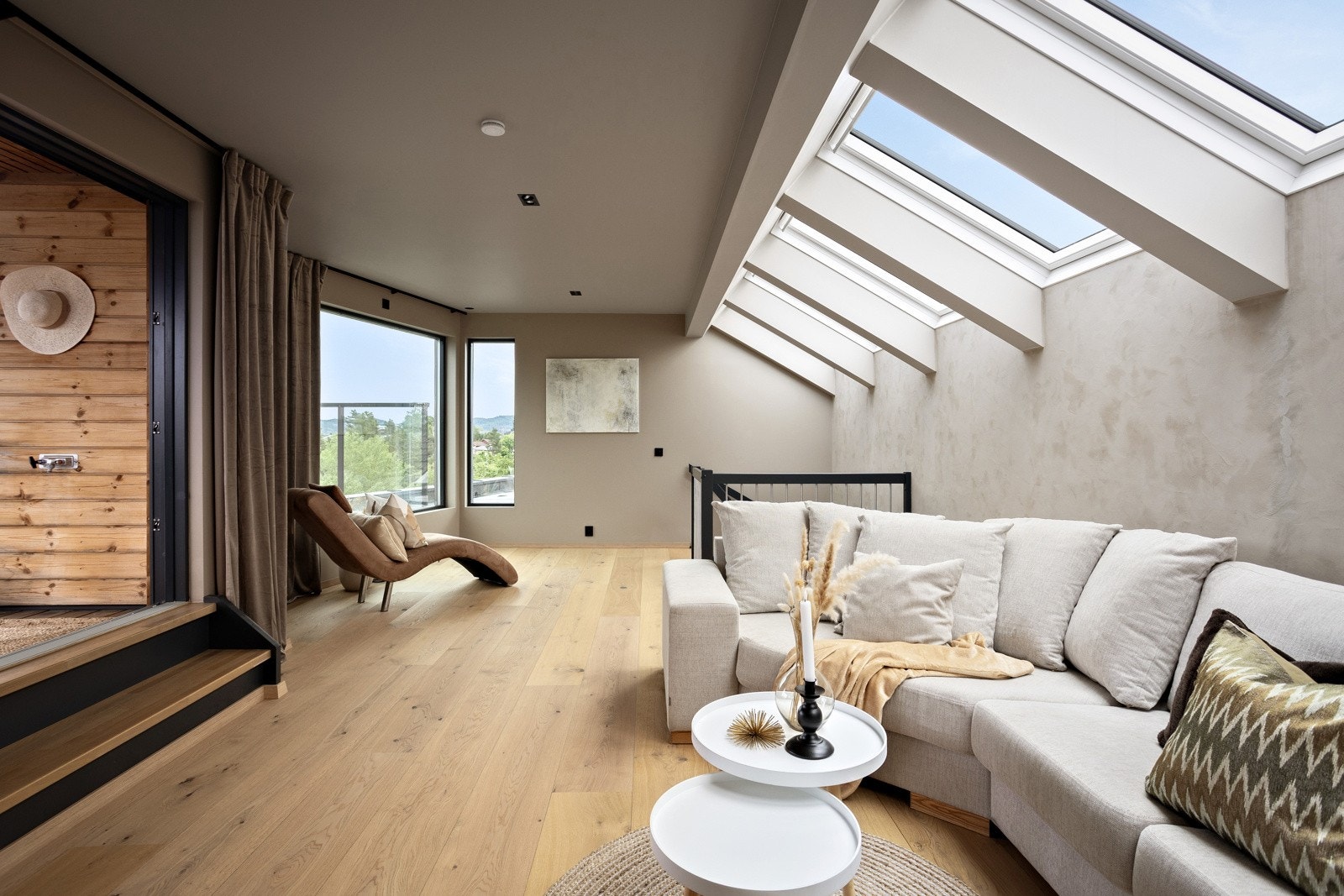 Stuen har flotte arkitektoniske detaljer som store takvinduer som slipper inn mengder med herlig dagslys. Galleribilde