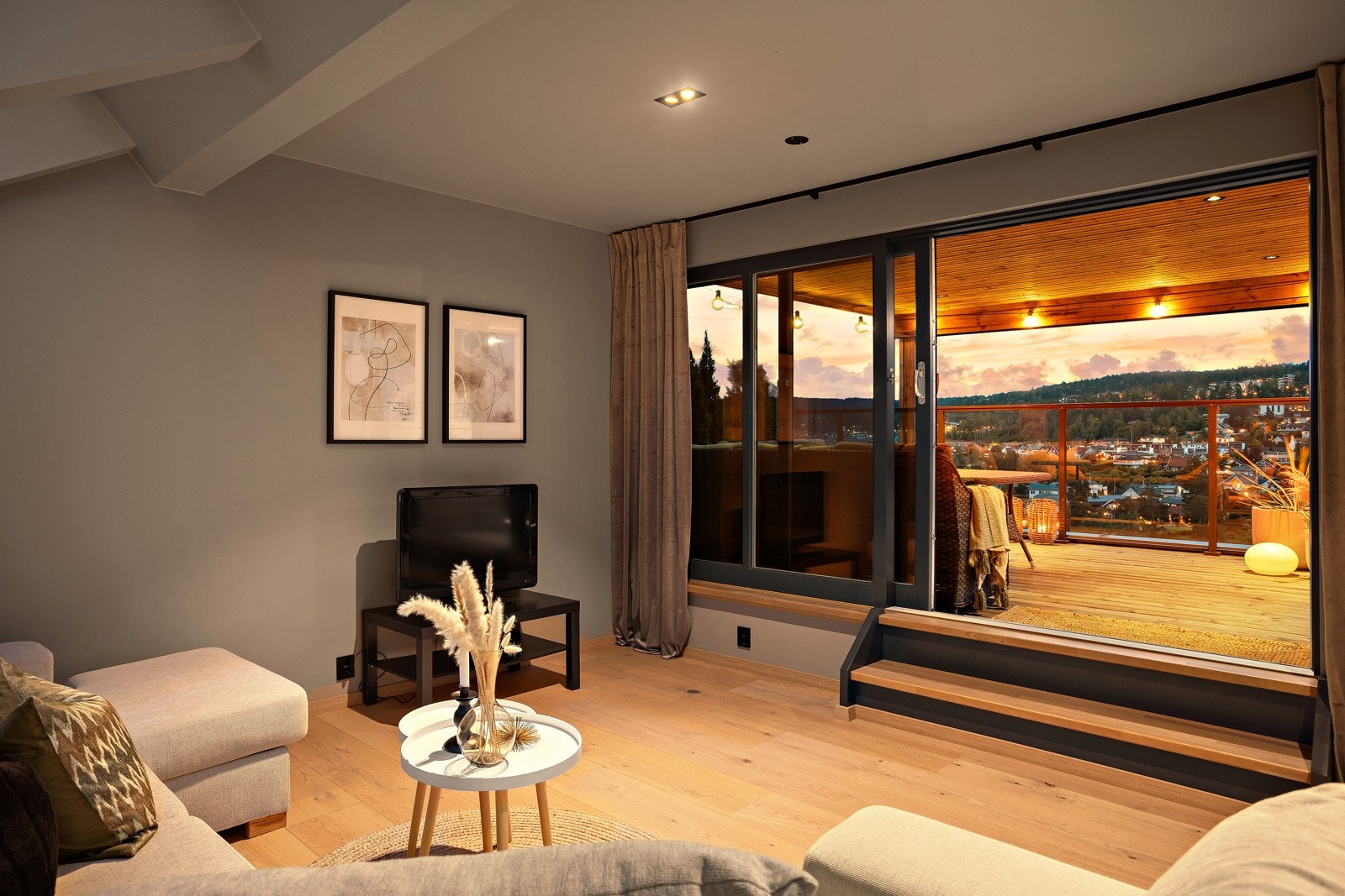 Bak skyvedøren i glass ligger et fantastisk uterom med en like fantastisk utsikt. Galleribilde