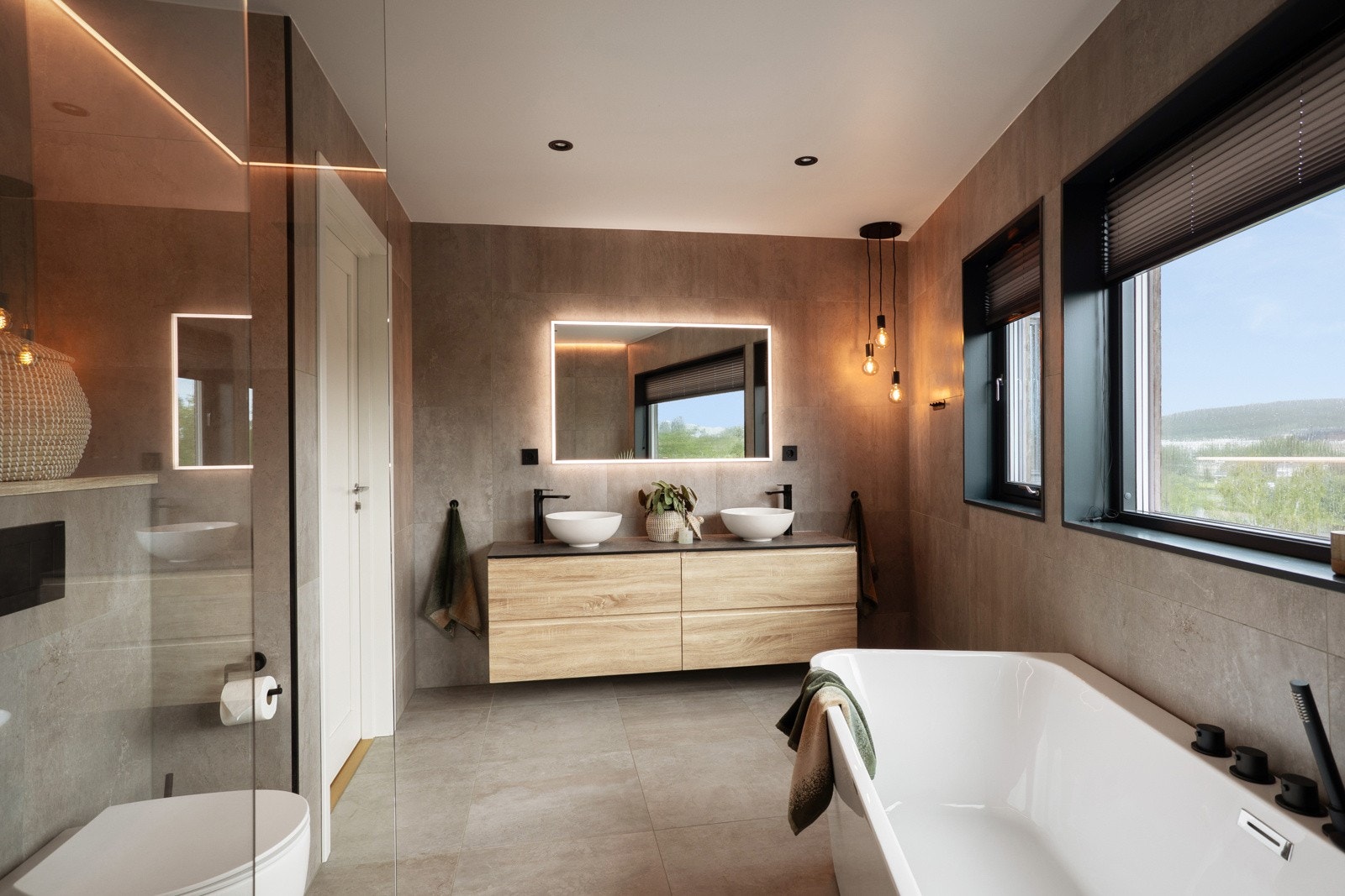 Det er etablert både dusj og et deilig badekar, noe som gjør rommet til en luksuriøst tilfluktssted i hverdagen. Galleribilde