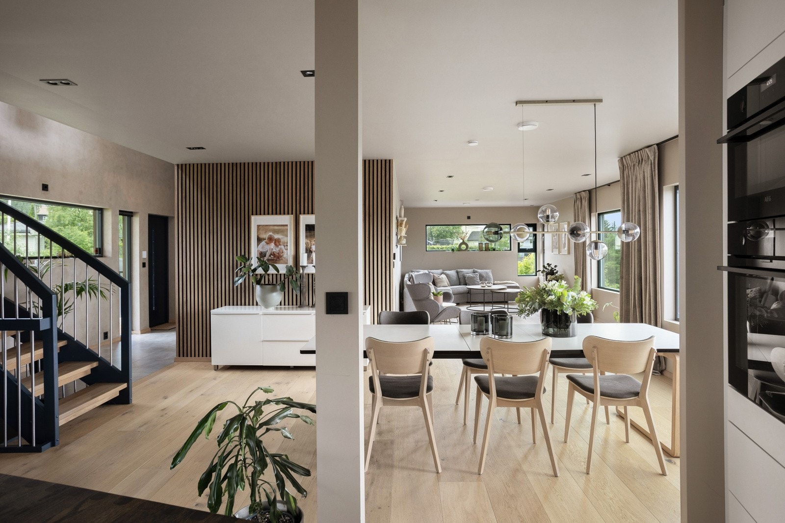 Fargepaletten i nydelige naturtoner er nøye gjennomtenkt med en rød tråd gjennom hele boligen. Galleribilde