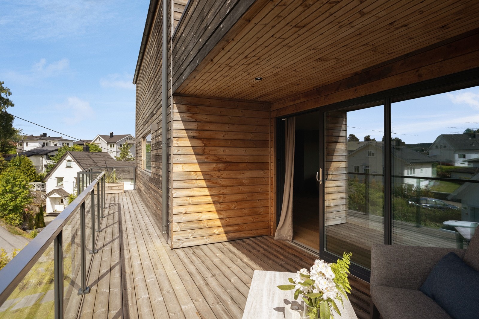 Stor terrasse på 22 kvm utenfor 2. etasje. Galleribilde