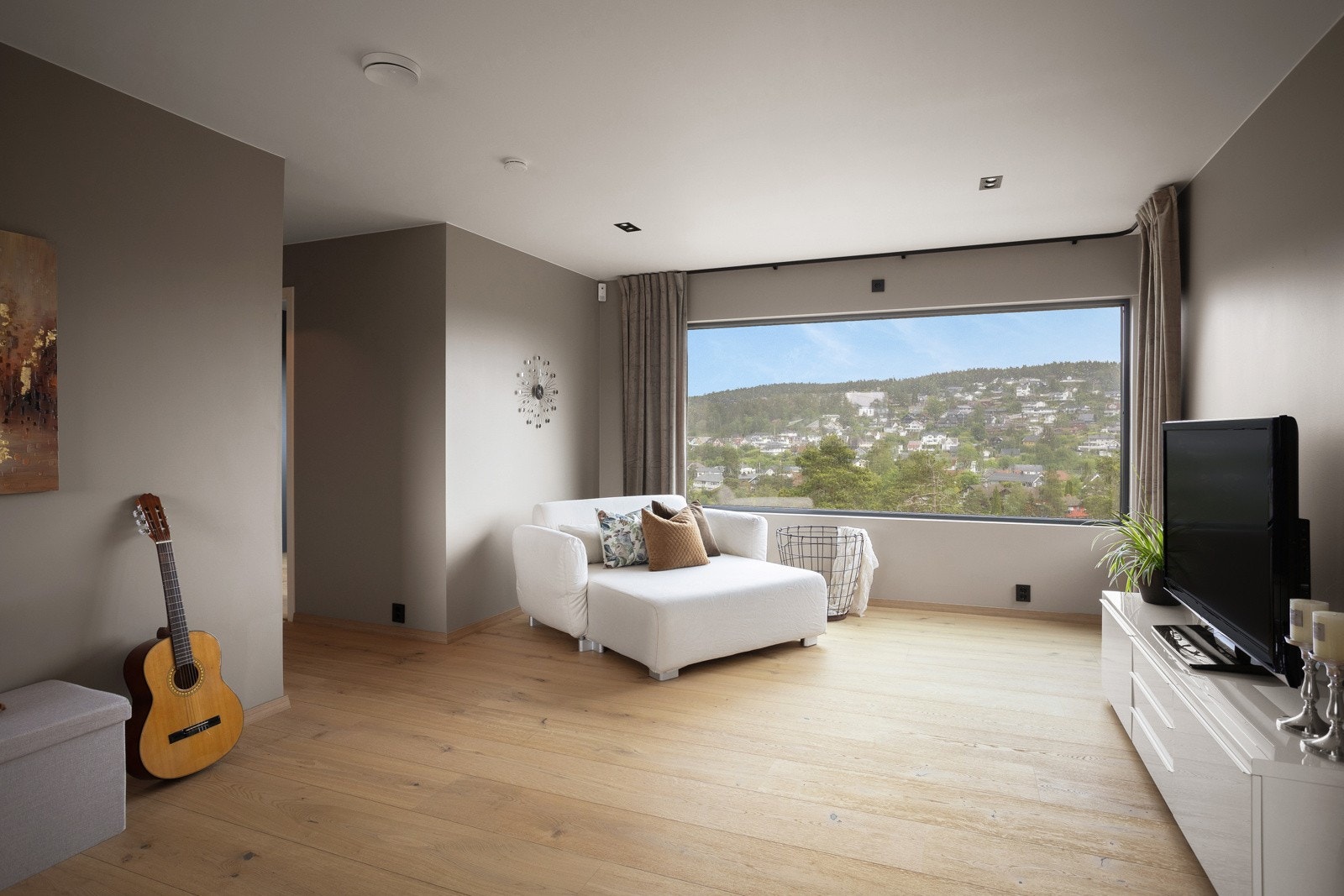 Stuen blir et populært tilleggsareal for de minste i familien og det er plass til både sofagruppe, kontorløsning og lekene. Galleribilde