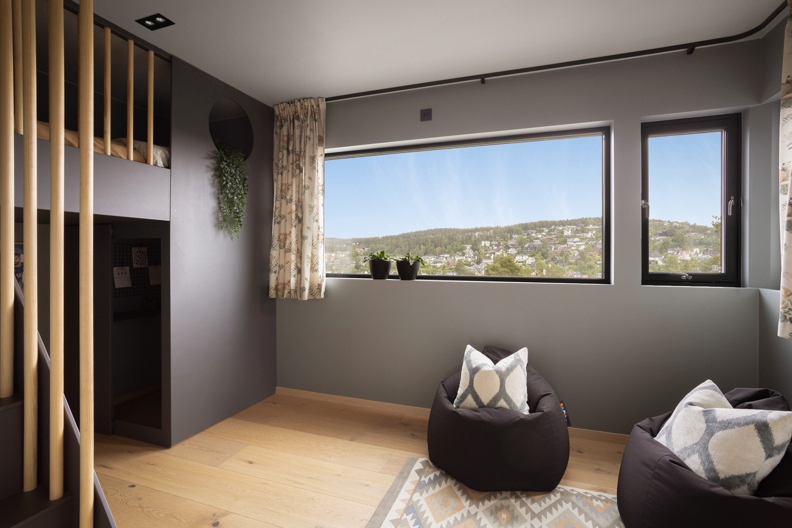 Det ene soverommet har en hemsløsning med god plass til seng og skrivepult under. Galleribilde