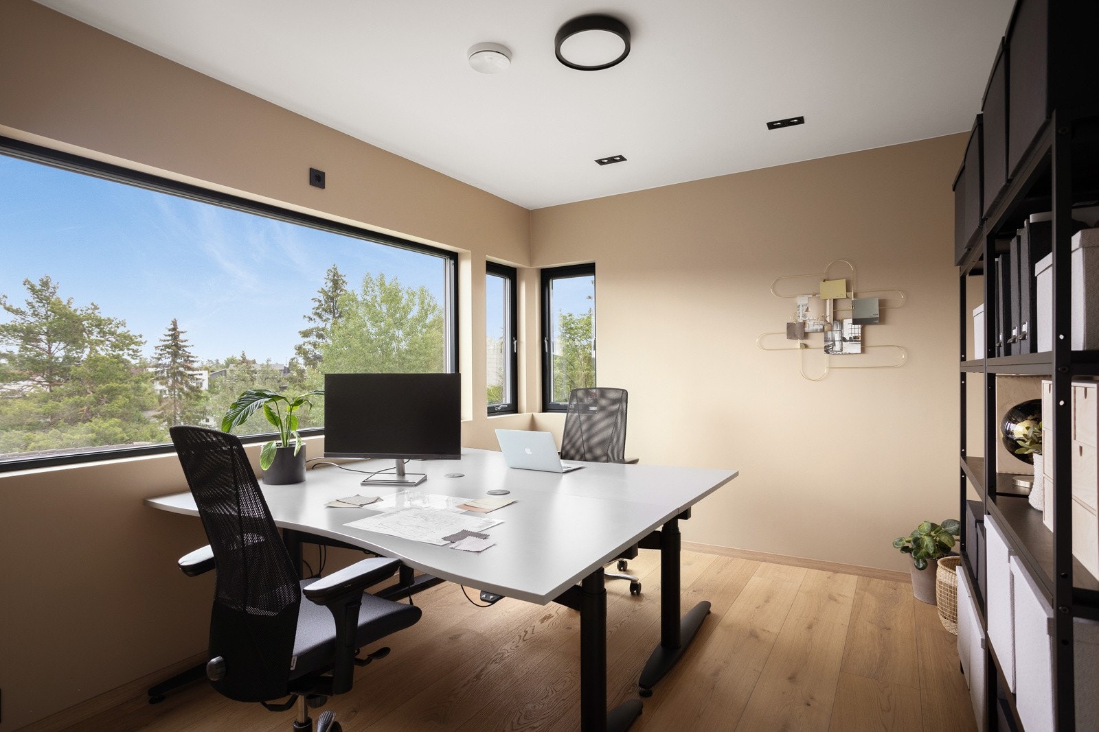 Soverom innenfor kjøkkenet, i dag benyttet som hjemmekontor. Galleribilde