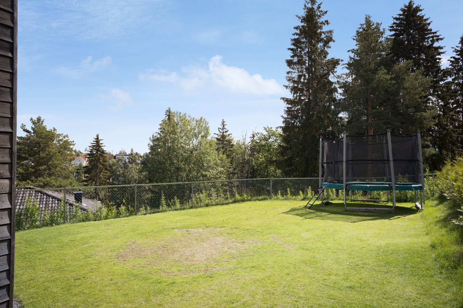 Lettstelt hage med god plass til lek og rekreasjon. Galleribilde