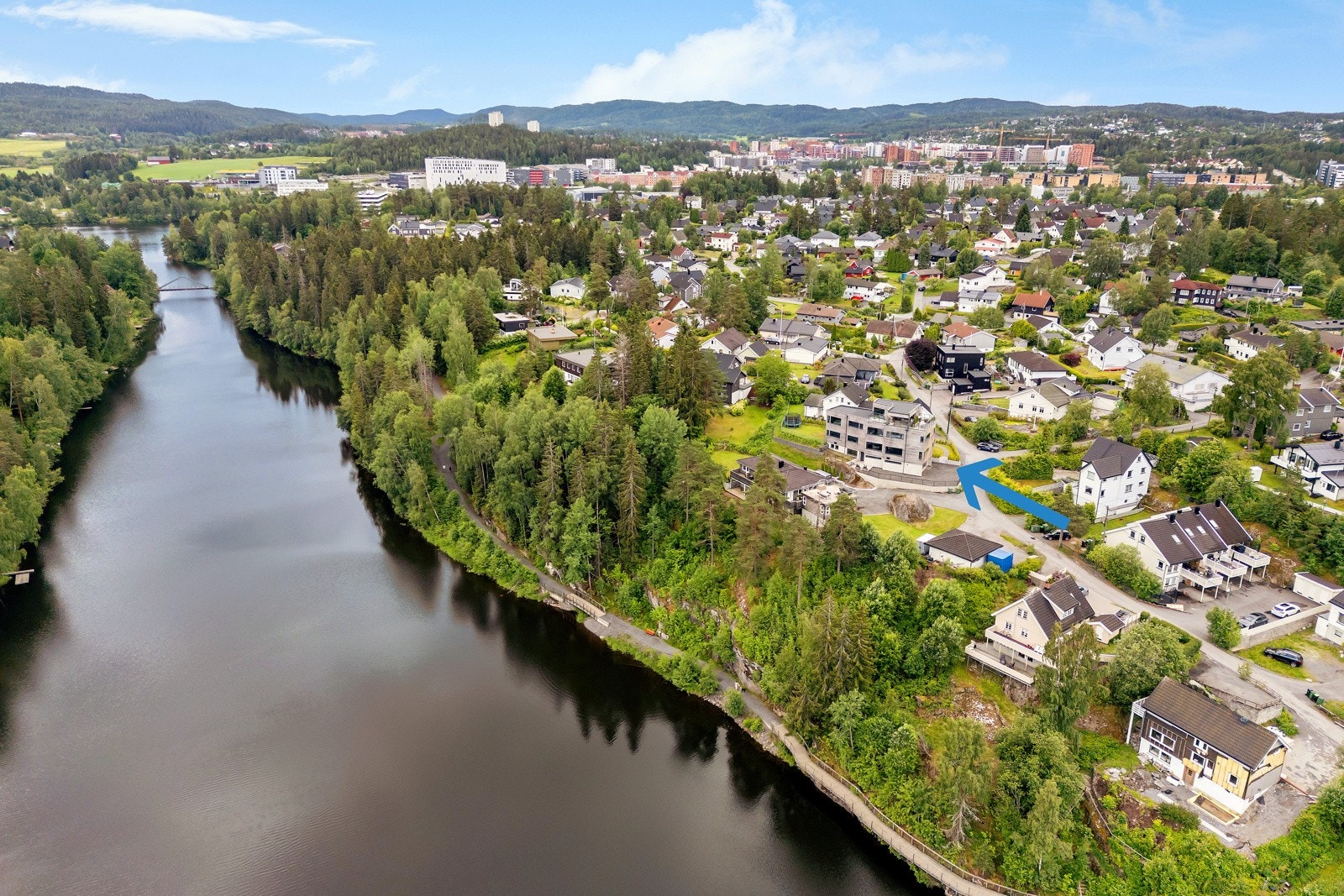 Umiddelbar nærhet til Langvannet med badeplasser og turstier. Galleribilde