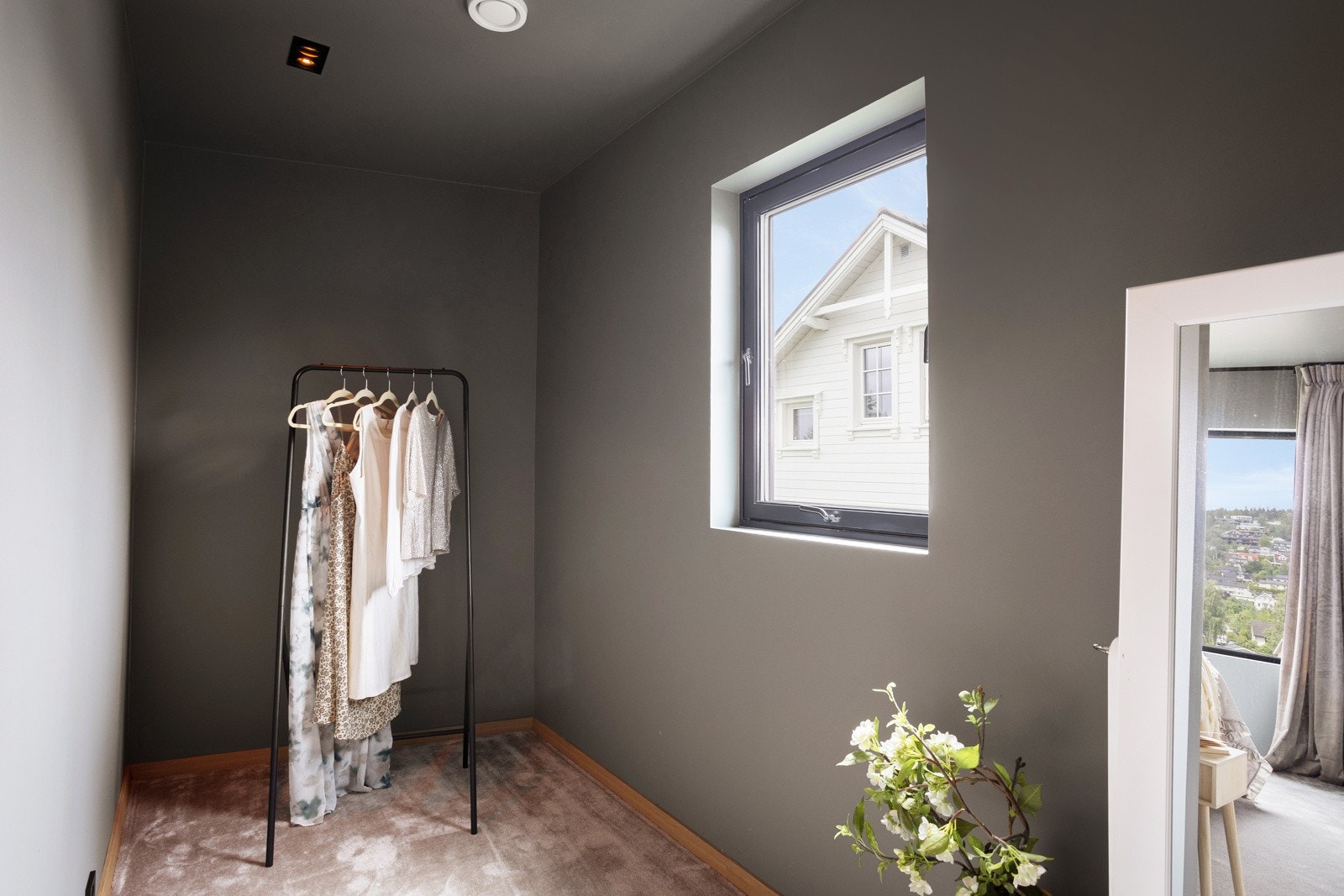 Walk-in closet bak soverommet. Galleribilde