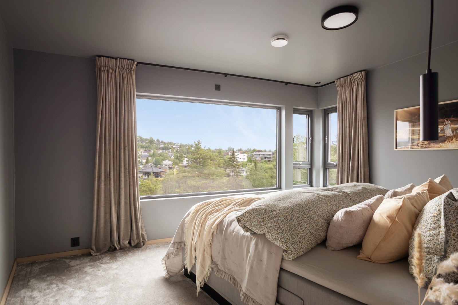 Mastersoverom med garderobe. Galleribilde