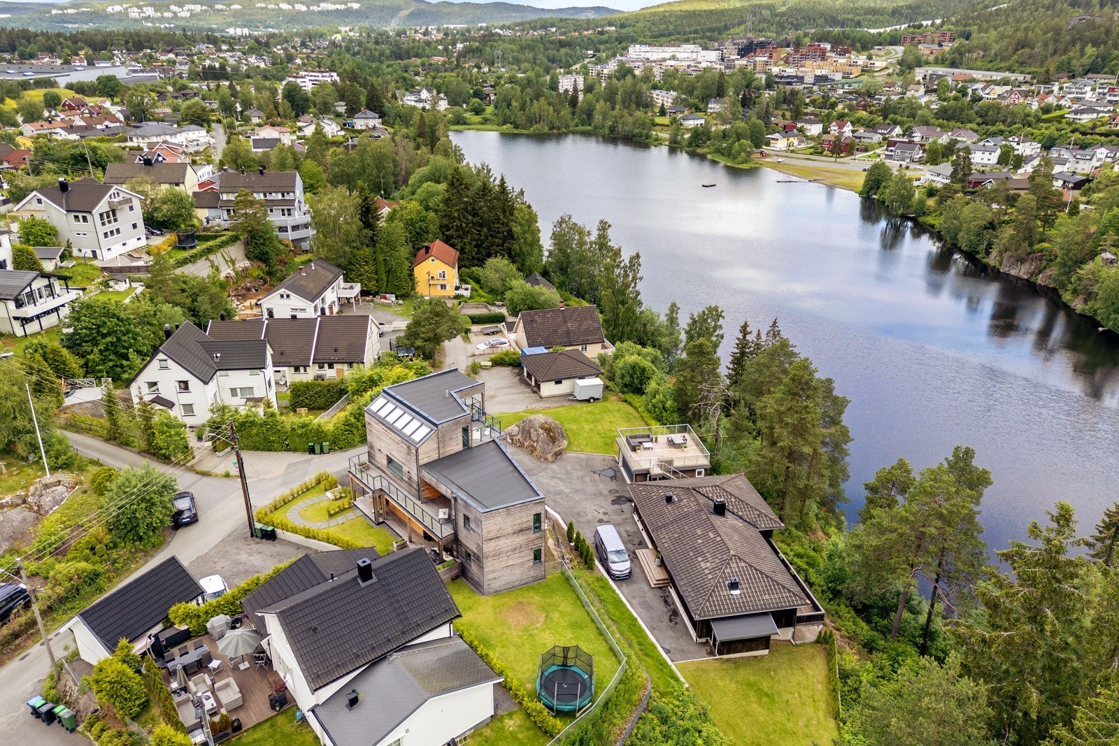 Fantastisk arkitektur med store vinduer i alle etasjer, vendt mot Langvannet. Galleribilde