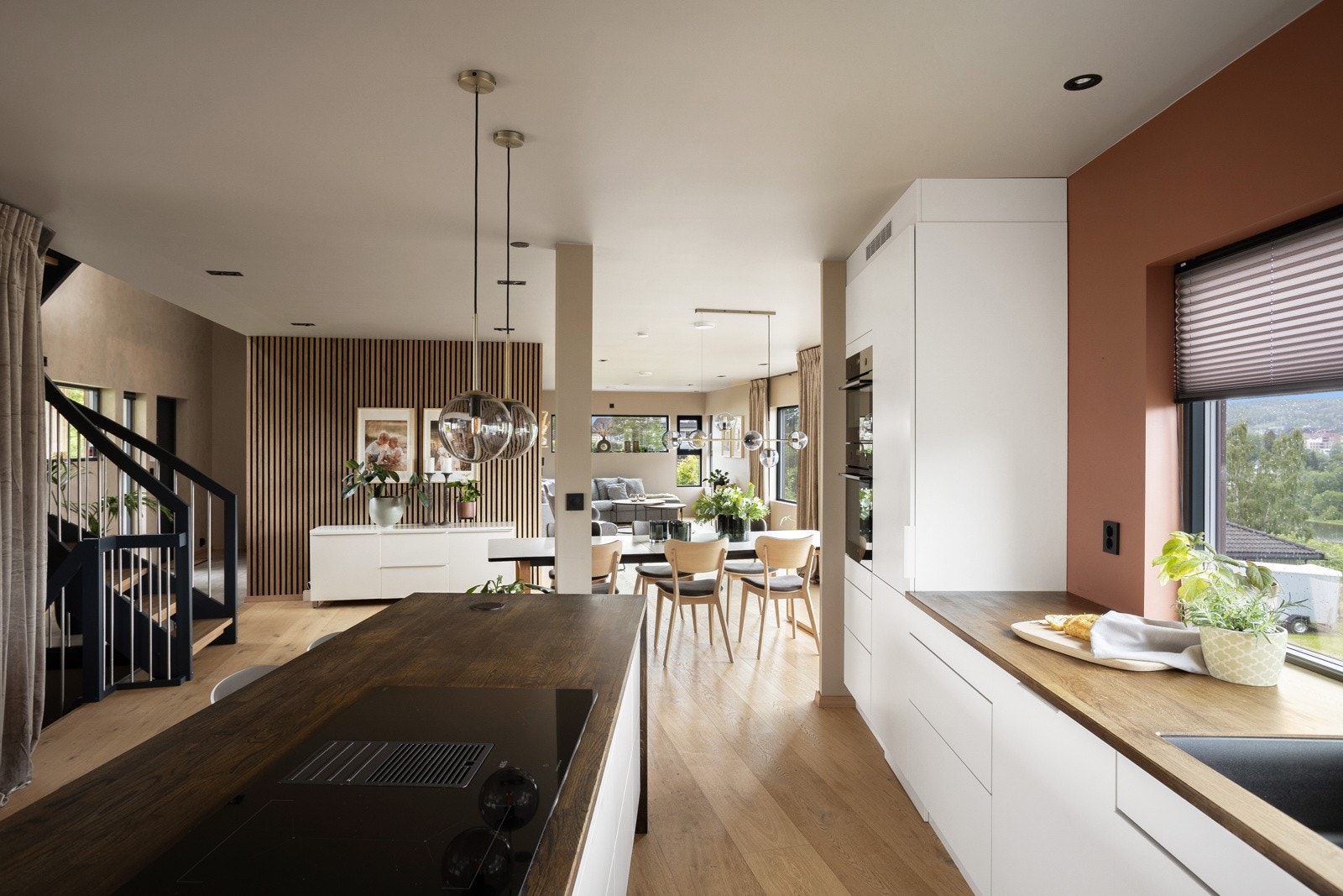 Flott øy med sitteplasser og platetopp med integrert vifte. Galleribilde