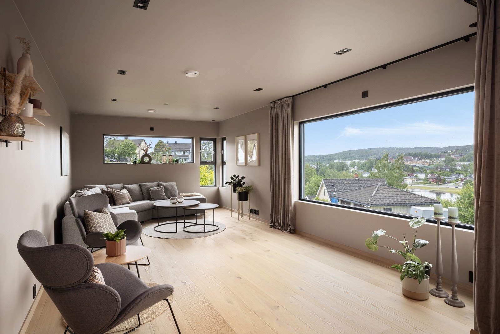 Det flotte oppholdsrommet domineres av store vinduer vendt ut mot Langvannet som sikrer maksimal utsikt og gir gode lysforhold hele dagen. Galleribilde