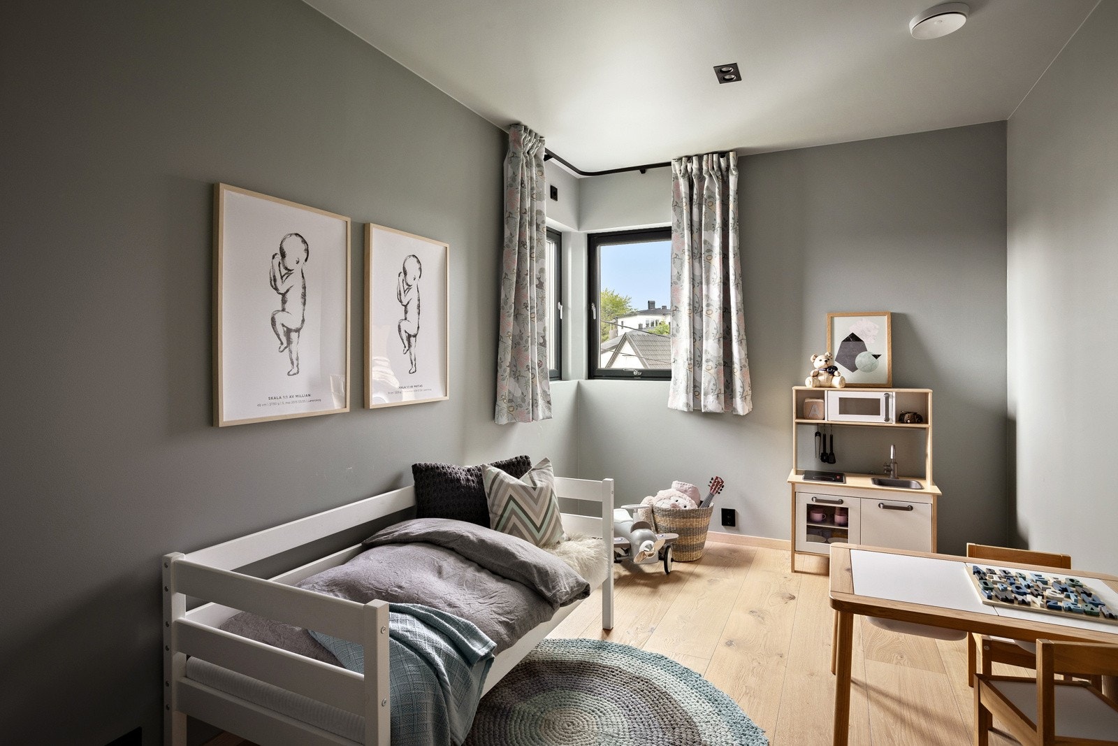 Det er smarthus-system for styring av varme og lys i boligen. Galleribilde