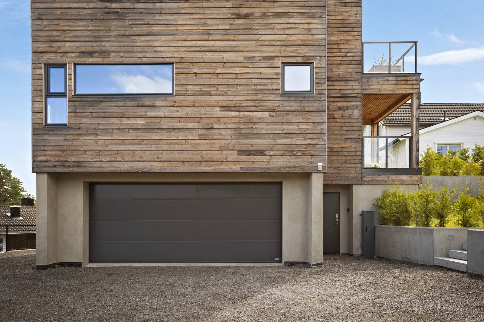 Integrert dobbelgarasje med direkte adkomst inn til huset. Galleribilde