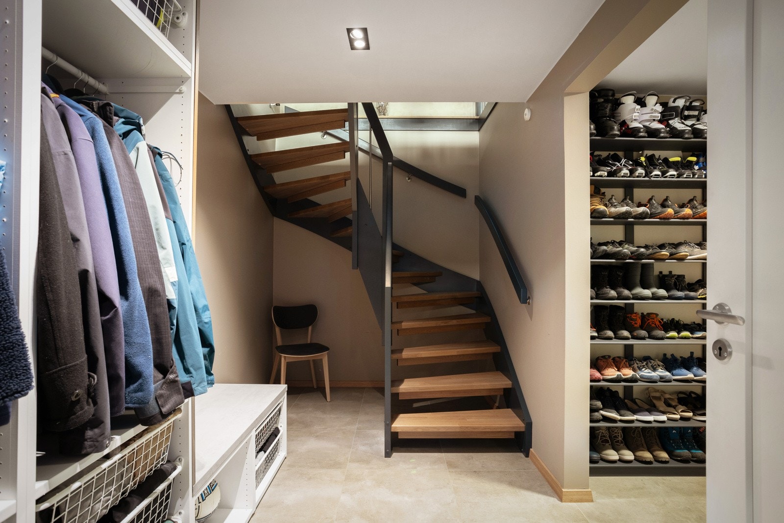 Rikelig med oppbevaringsplass i underetasjen. Galleribilde