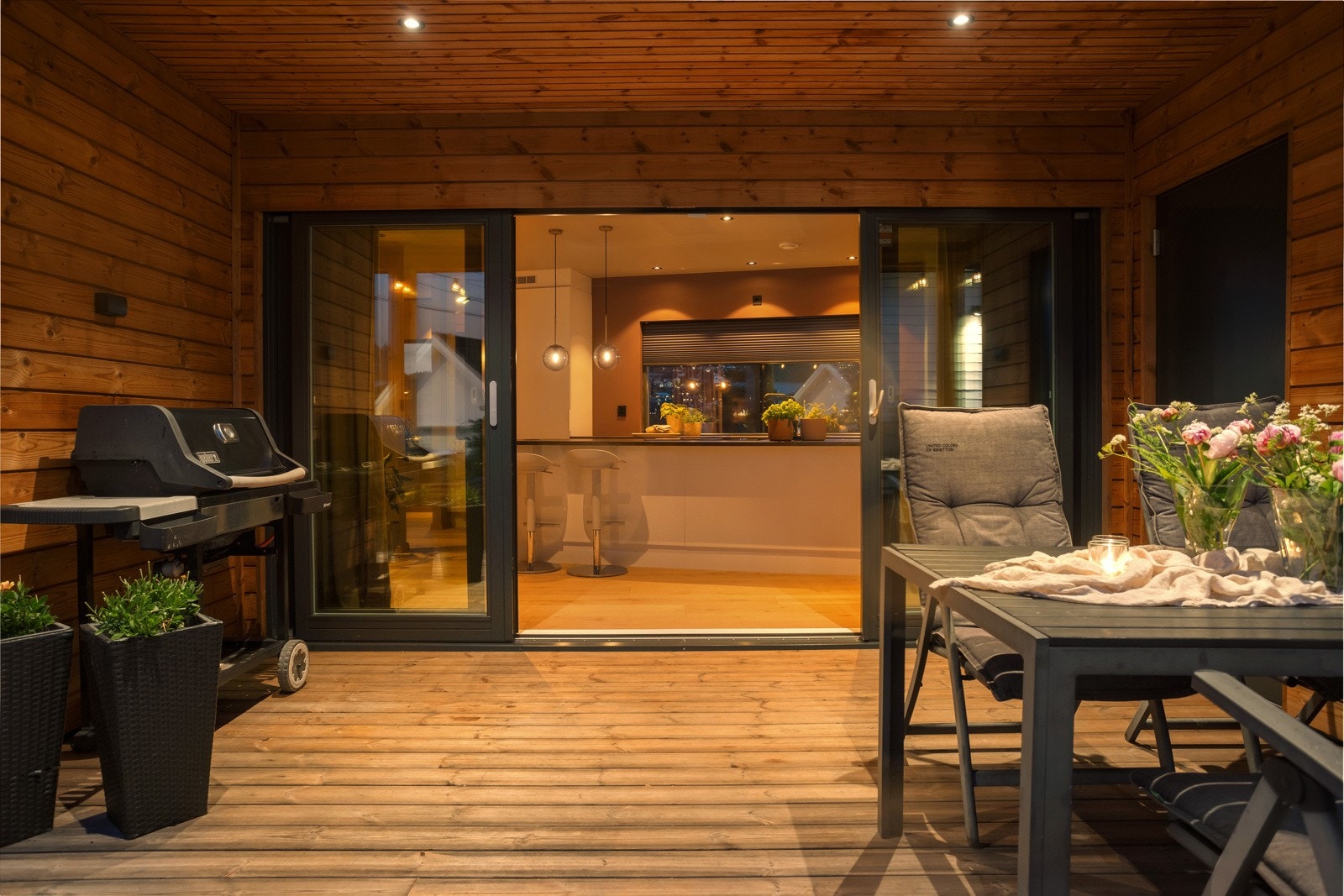 Sømløs overgang fra innerom til uterom via skyvedøren. Galleribilde