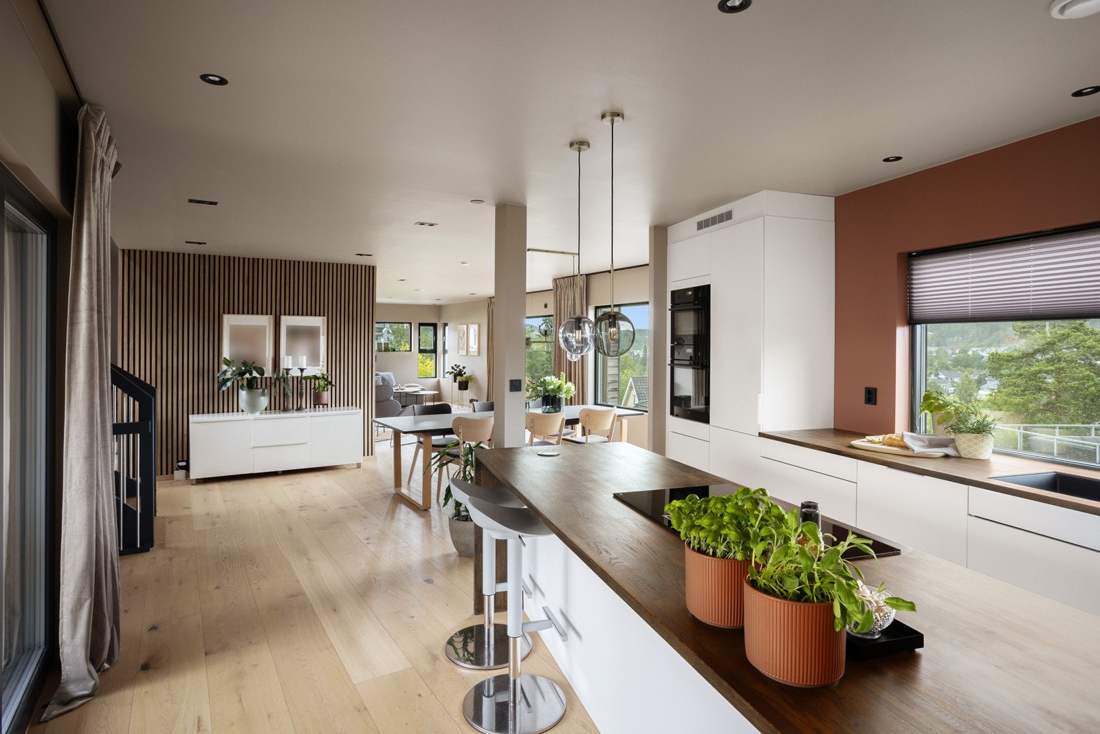 Kjøkkenet er komplett utstyrt med helintegrerte hvitevarer. Galleribilde