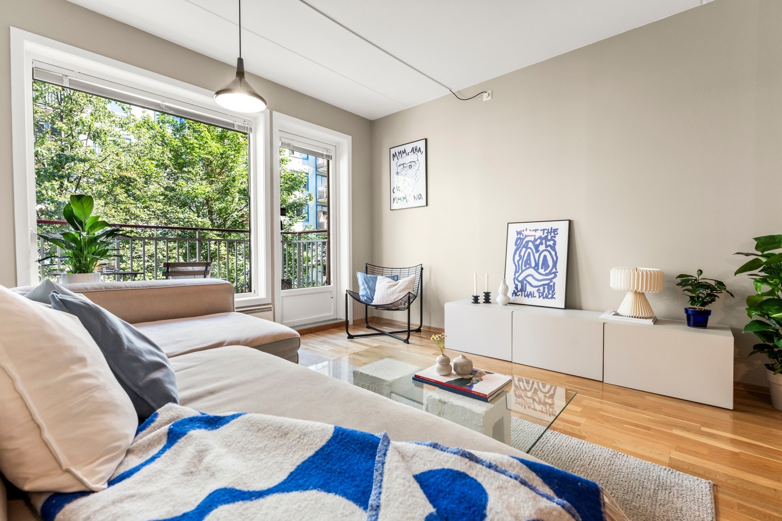 Store vindusflater sørger for rikelig med naturlig lysinnslipp. Galleribilde