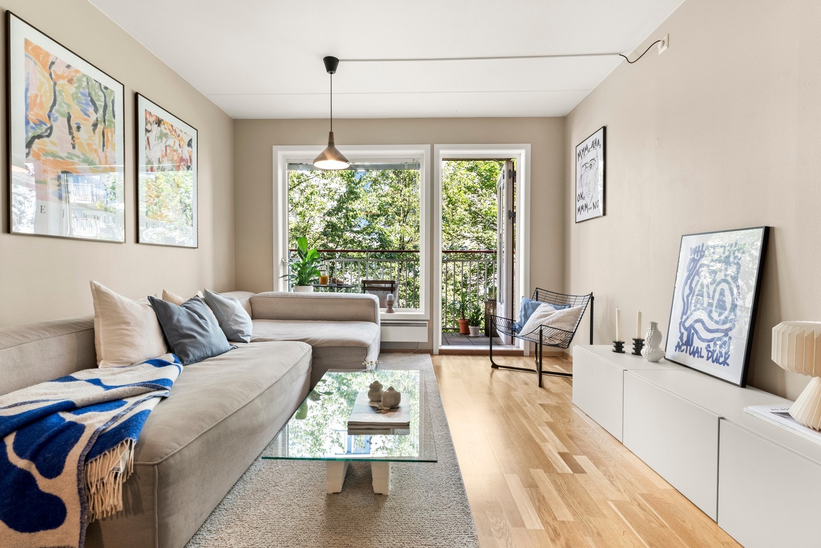 Luftig og romslig stue i lys utførelse med god takhøyde på ca. 2,43 meter. Galleribilde