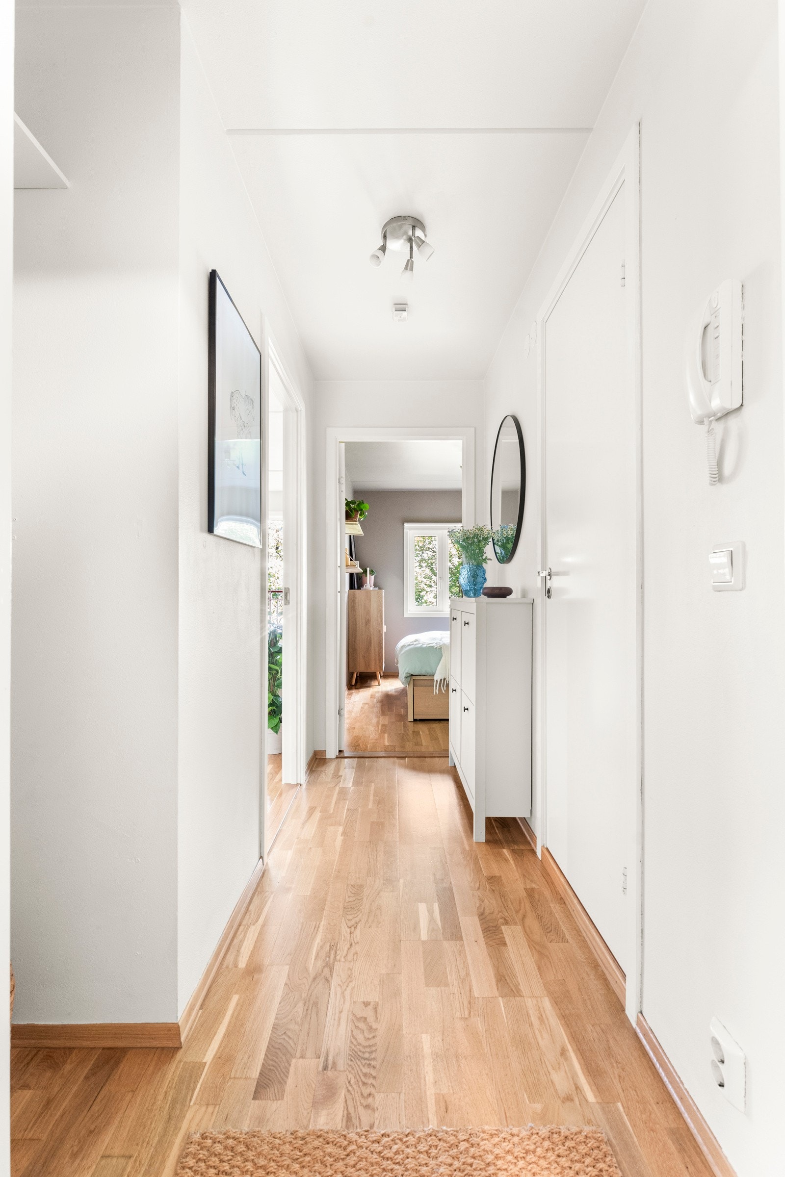 Lys og romslig entré. Galleribilde