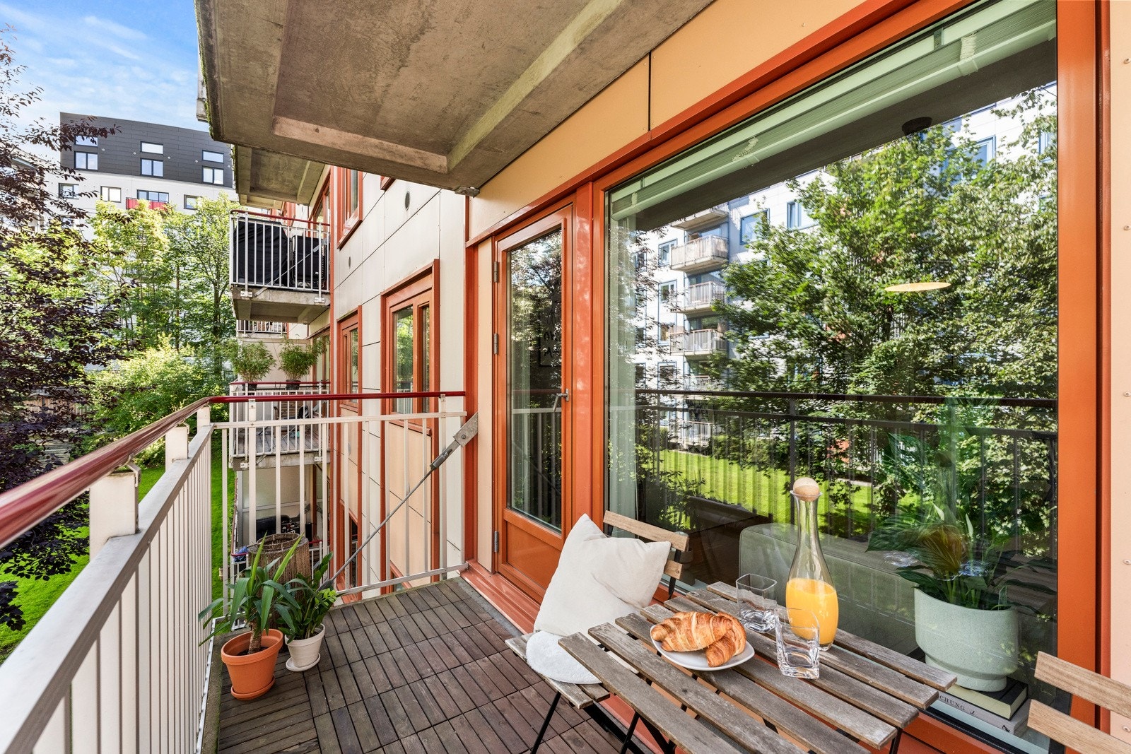 Nordøstvendt balkong på ca. 5 kvm med adkomst fra stuen. Her har du god plass til utemøblement. Galleribilde